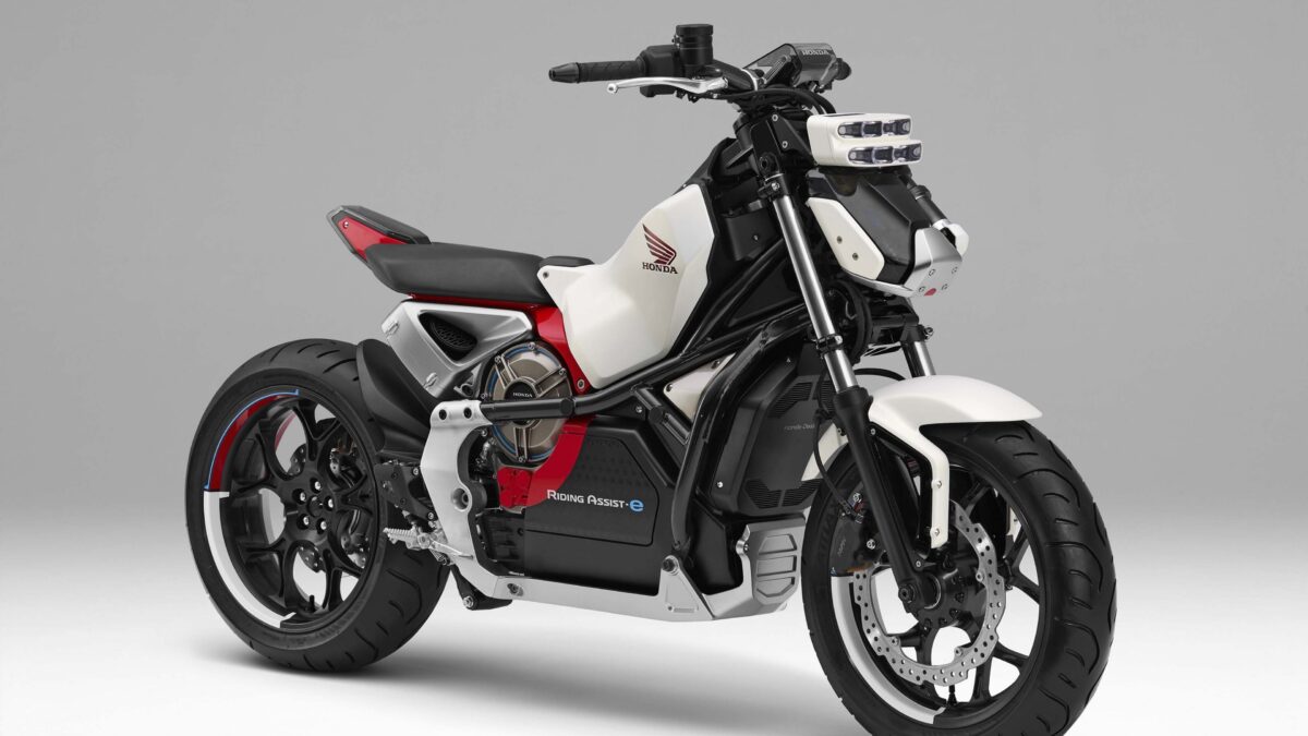 На сером фоне быстрый мотоцикл Honda Riding Assist e Concept