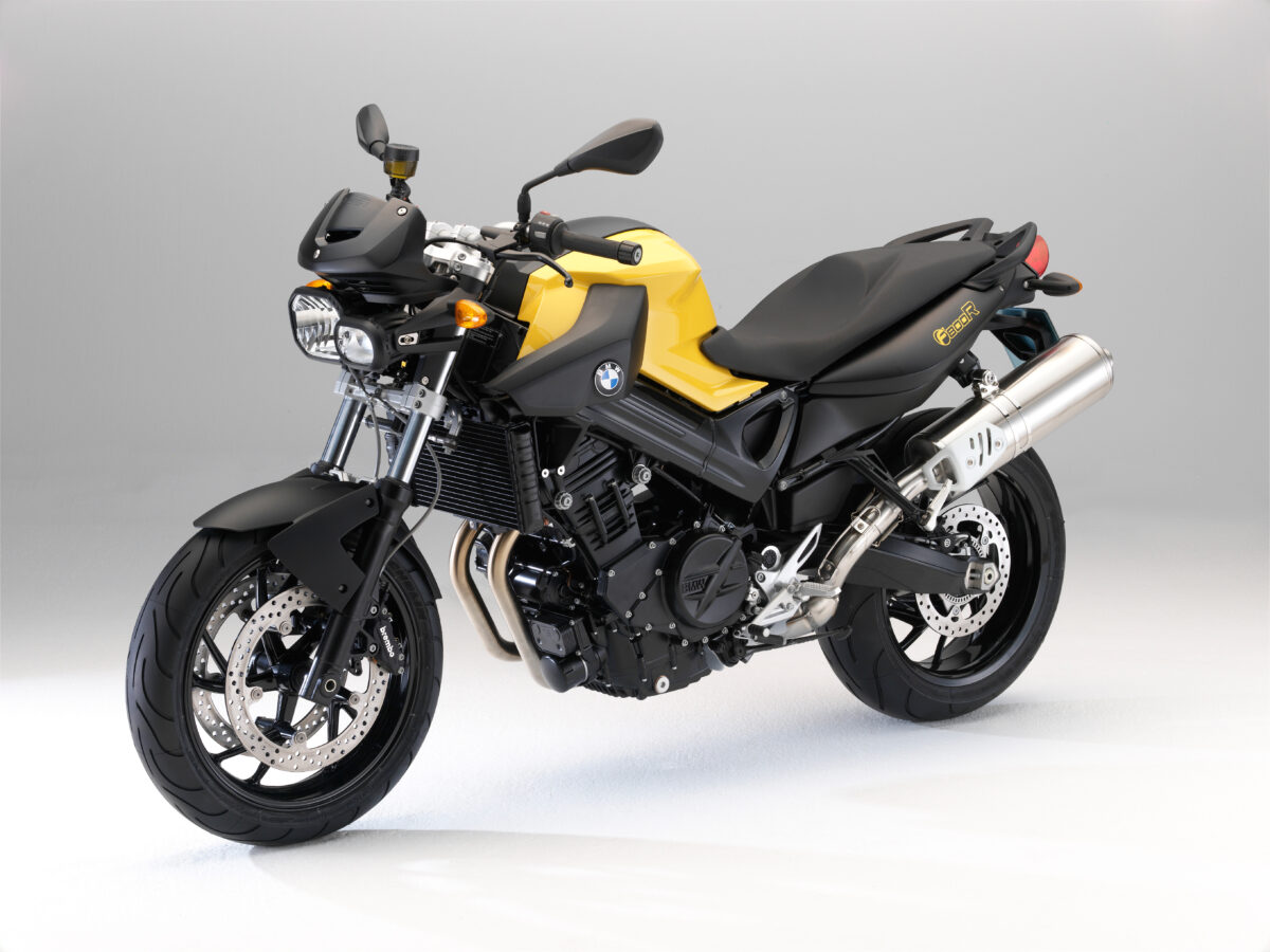 На сером фоне черный мотоцикл BMW F 800 R