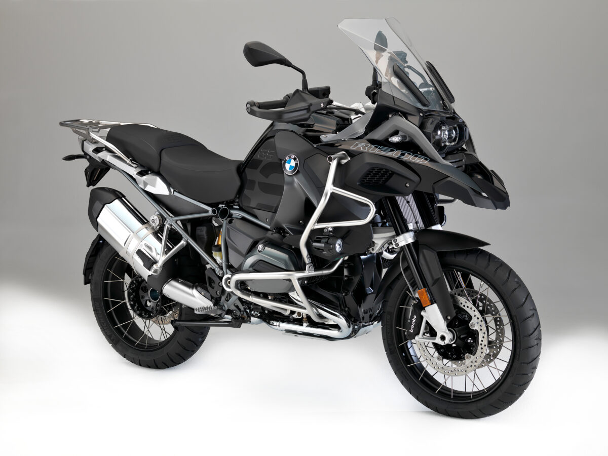На сером фоне черный мотоцикл BMW R1200GS