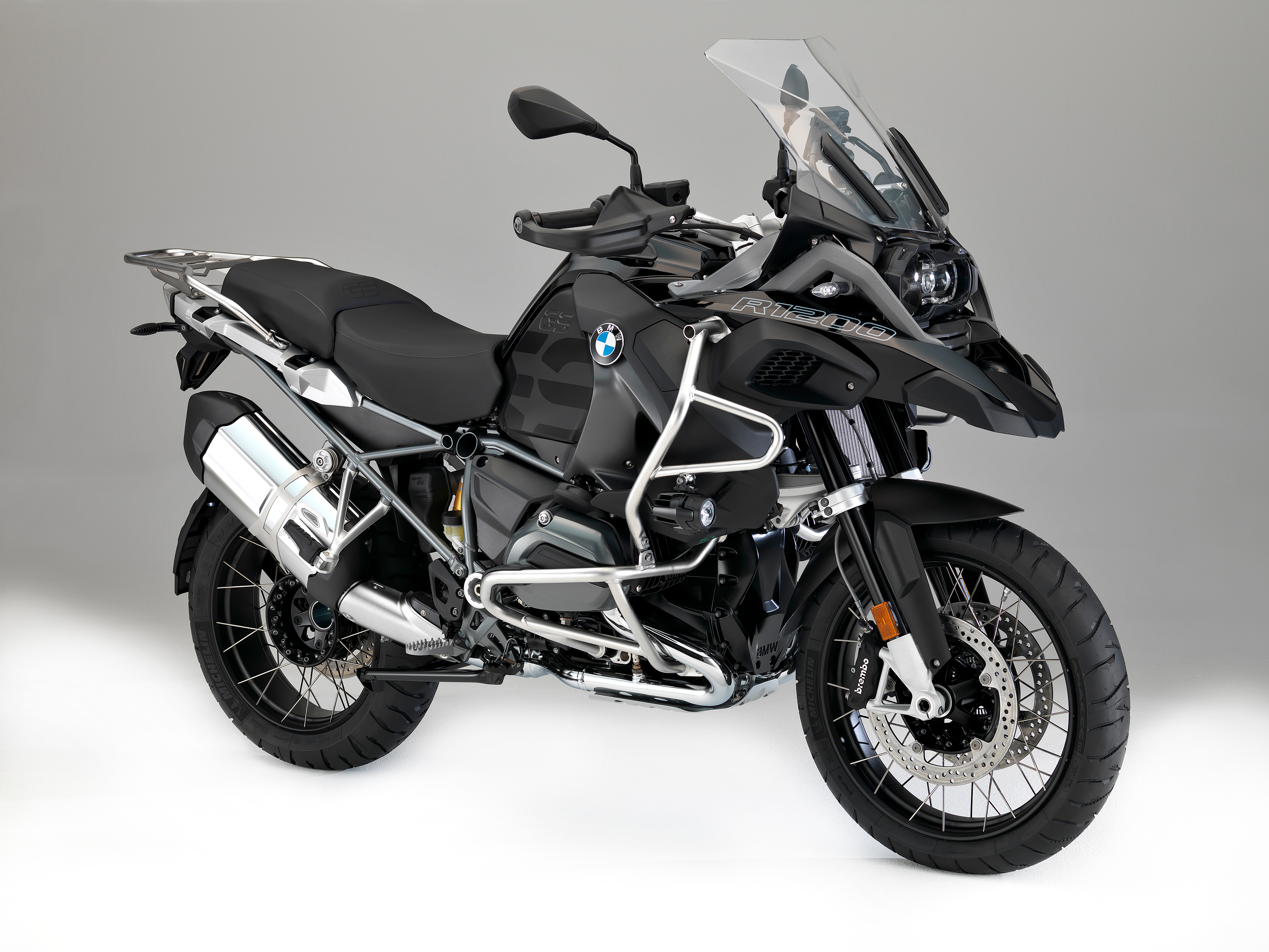 На сером фоне черный мотоцикл BMW R1200GS