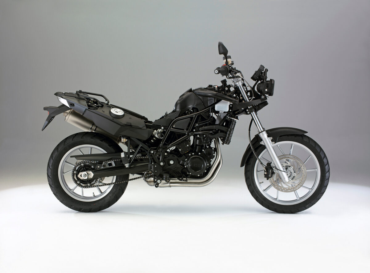 На сером фоне черный спортивный мотоцикл BMW