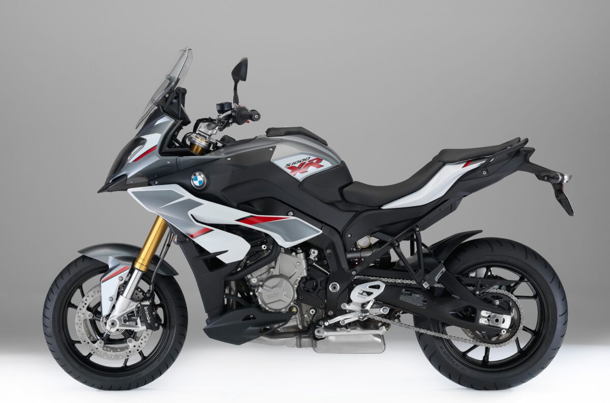 На сером фоне гоночный мотоцикл BMW S1000