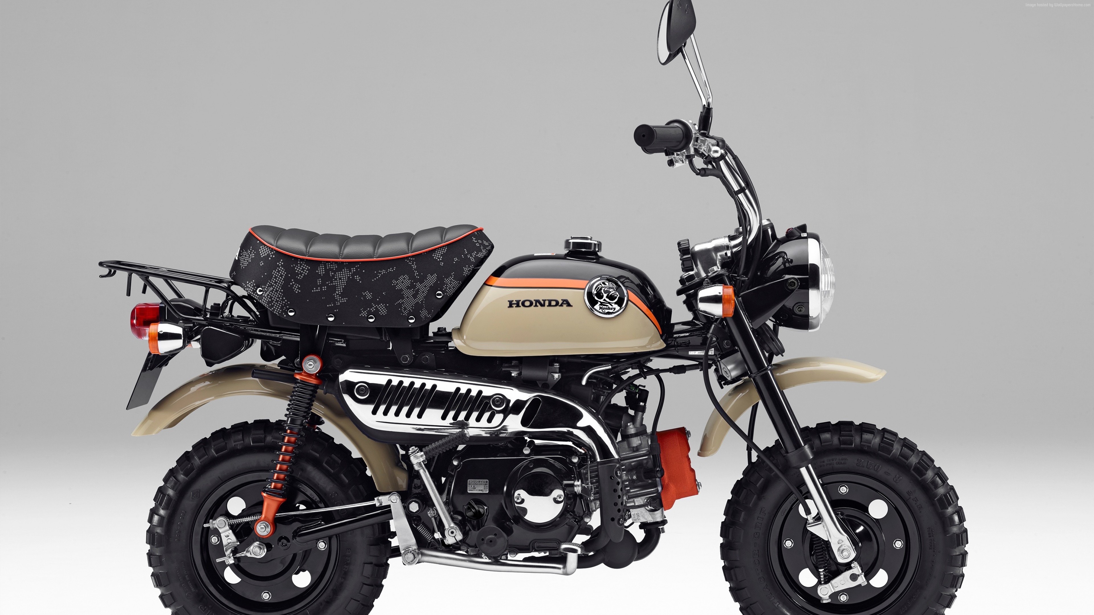 На сером фоне гоночный мотоцикл Honda Z50, 2017