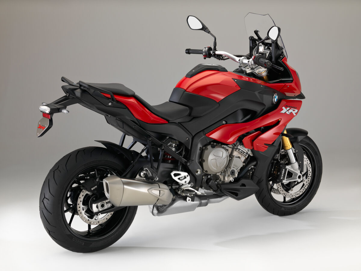 На сером фоне красный мотоцикл BMW S 1000 XR