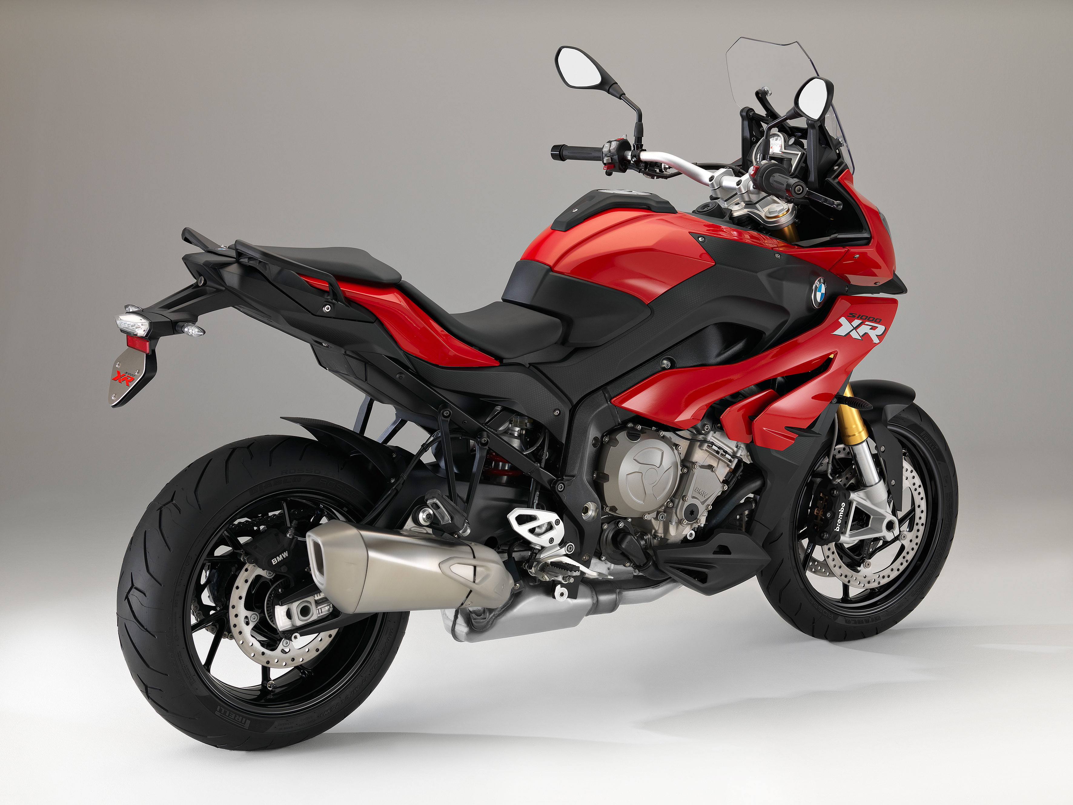 На сером фоне красный мотоцикл BMW S 1000 XR