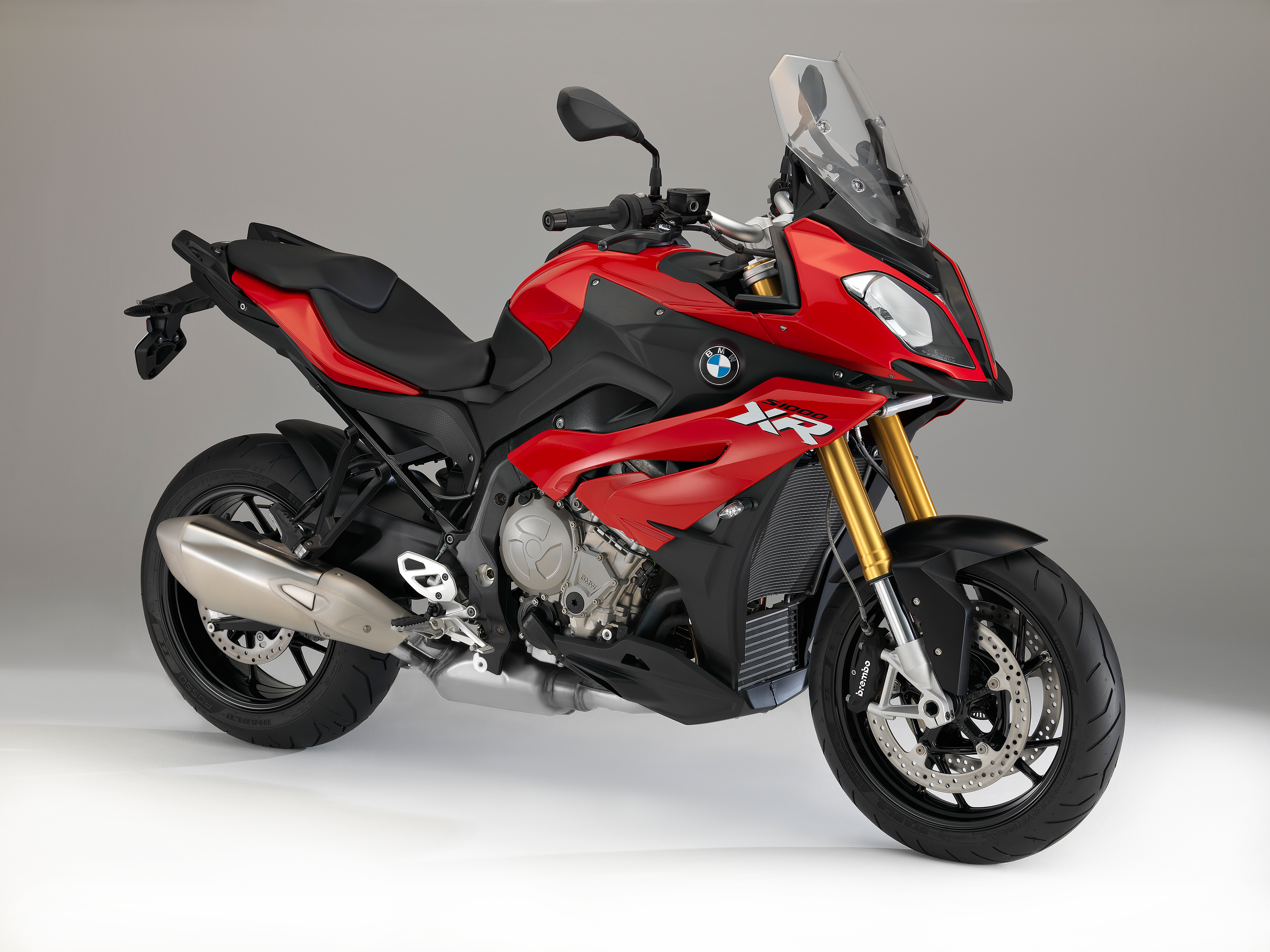На сером фоне красный мотоцикл BMW S1000 XR