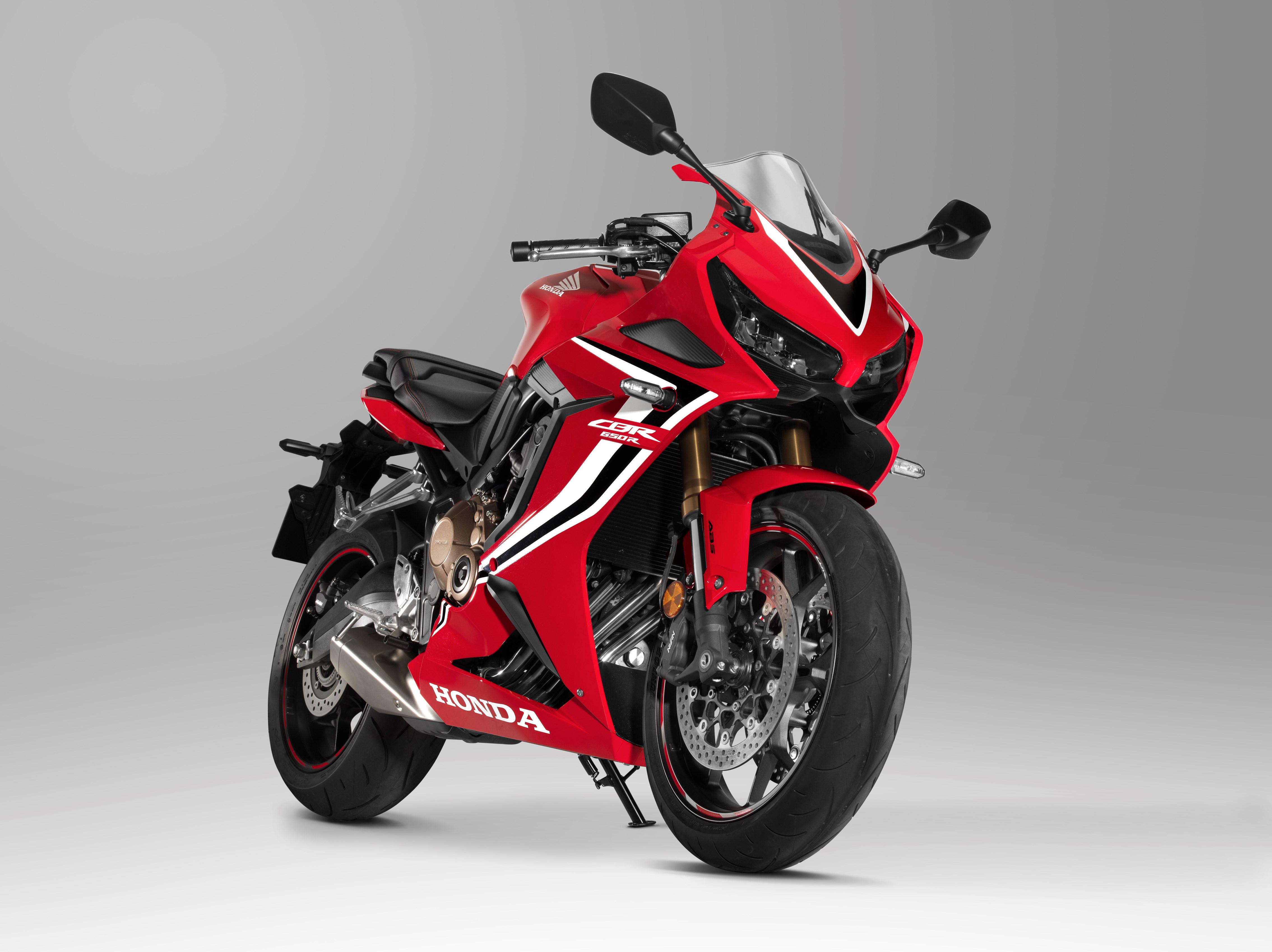 На сером фоне красный мотоцикл Honda CBR 650 RR, 2021 года