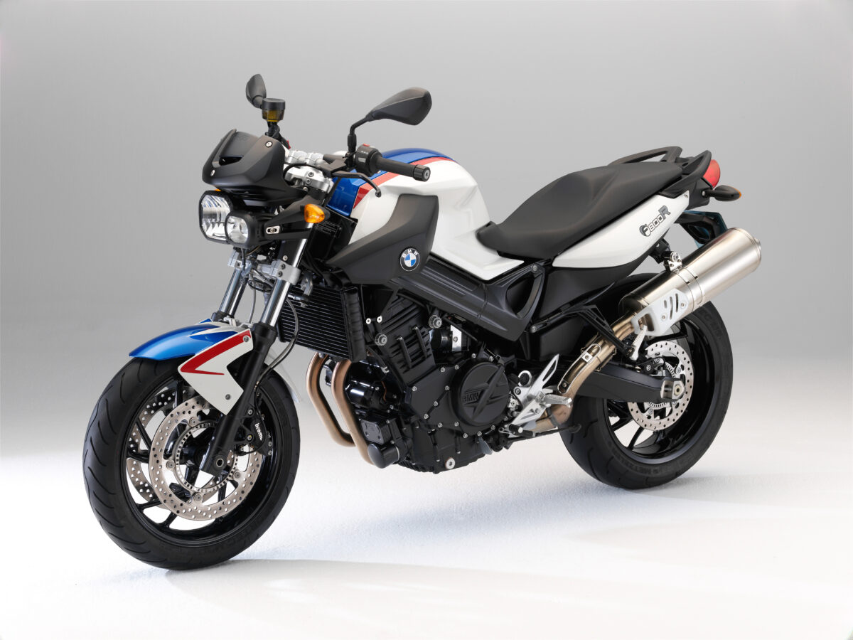На сером фоне крупным планом черный мотоцикл BMW F 800 R