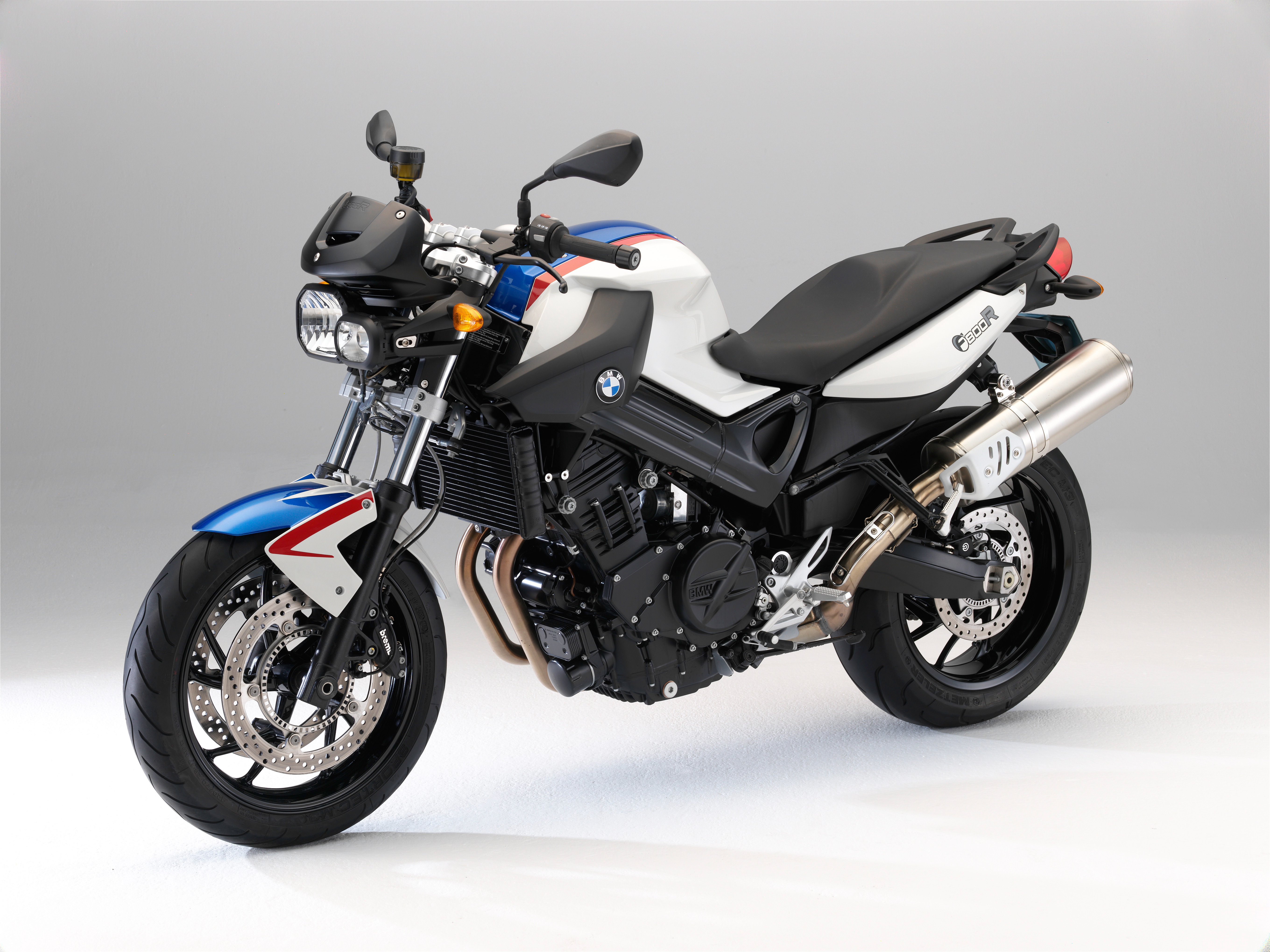 На сером фоне крупным планом черный мотоцикл BMW F 800 R