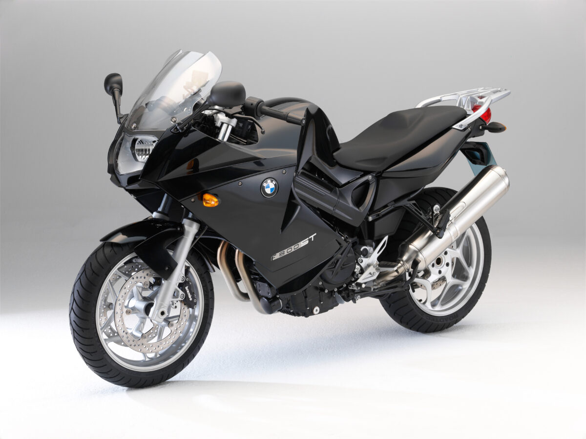 На сером фоне крупным планом черный мотоцикл BMW F 800 ST