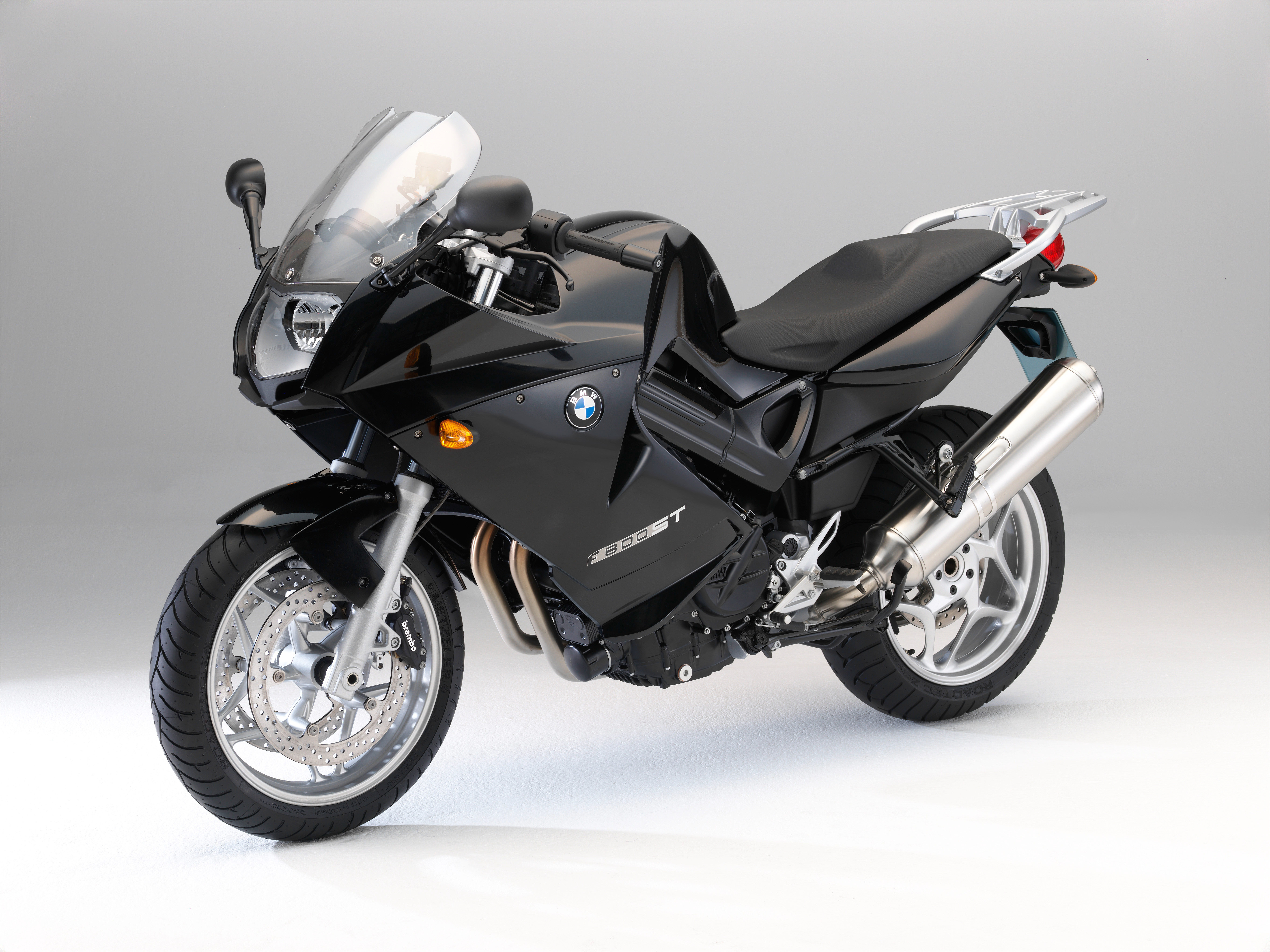 На сером фоне крупным планом черный мотоцикл BMW F 800 ST