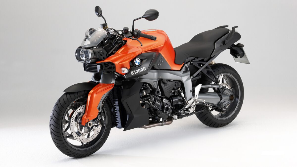 На сером фоне мотоцикл BMW K1300R