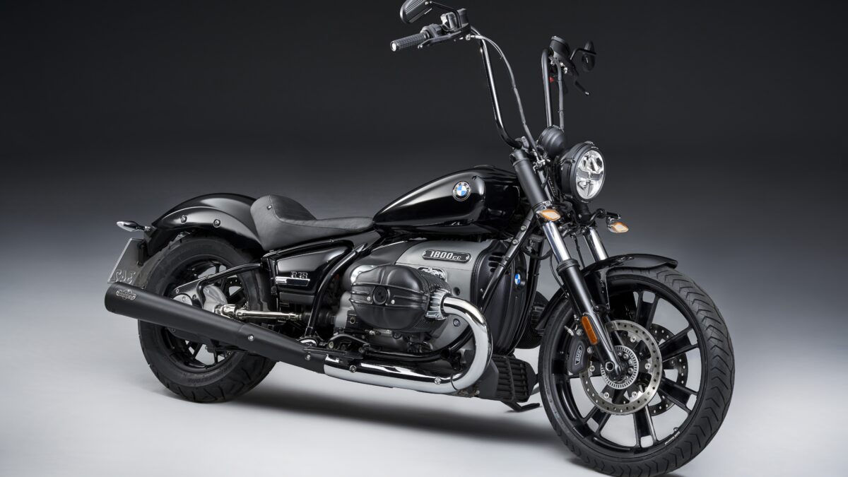 На сером фоне мотоцикл BMW R18 2020 года