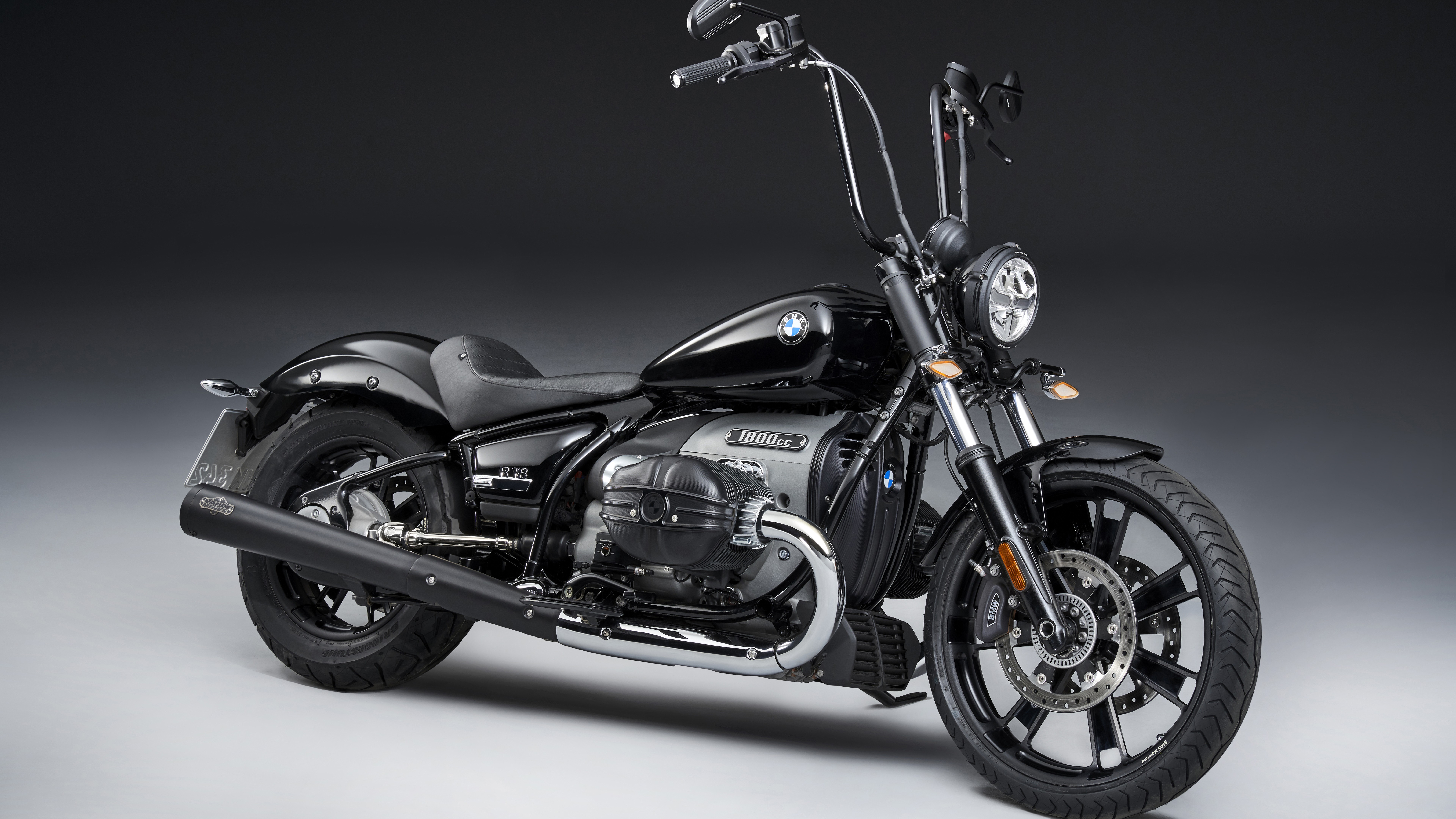 На сером фоне мотоцикл BMW R18 2020 года