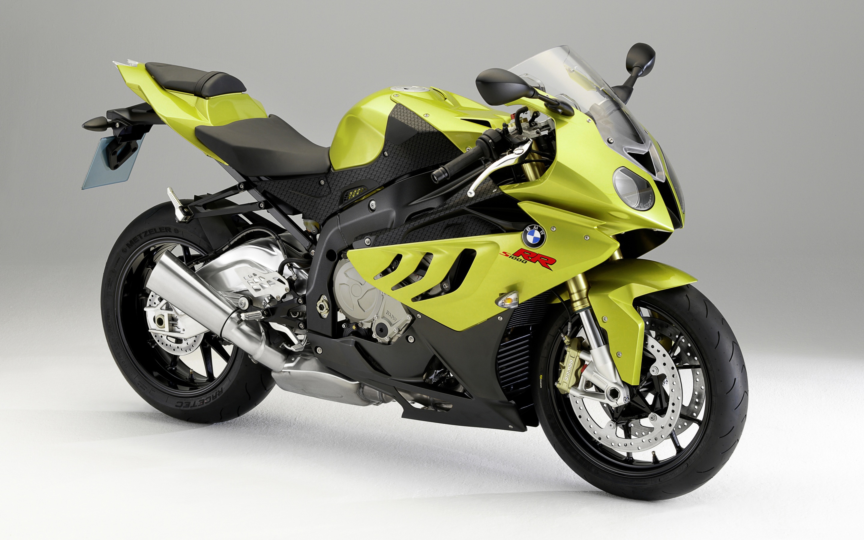 На сером фоне мотоцикл BMW S1000