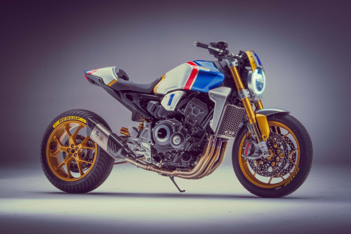 На сером фоне мотоцикл Honda CB1000R 2018 года