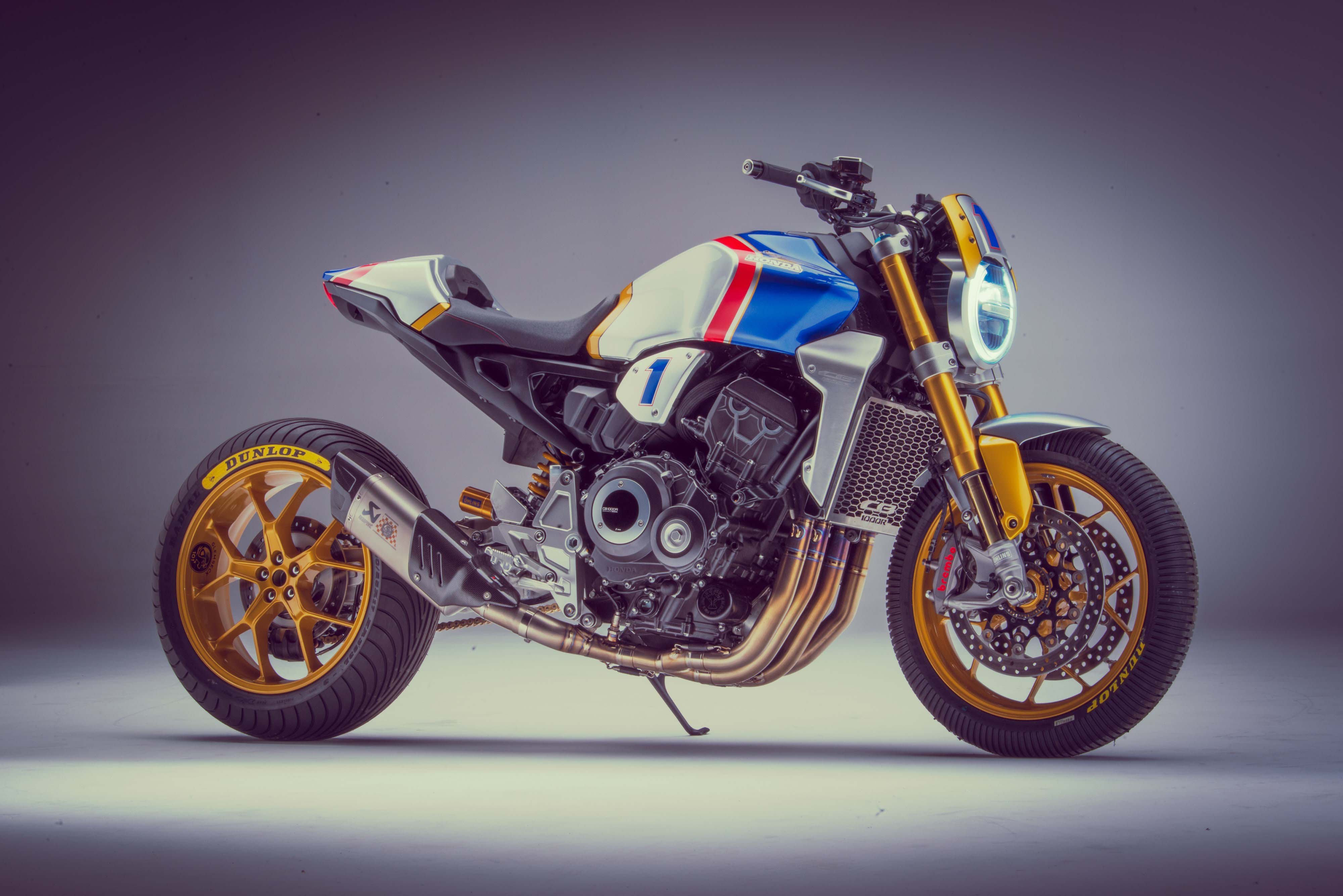 На сером фоне мотоцикл Honda CB1000R 2018 года