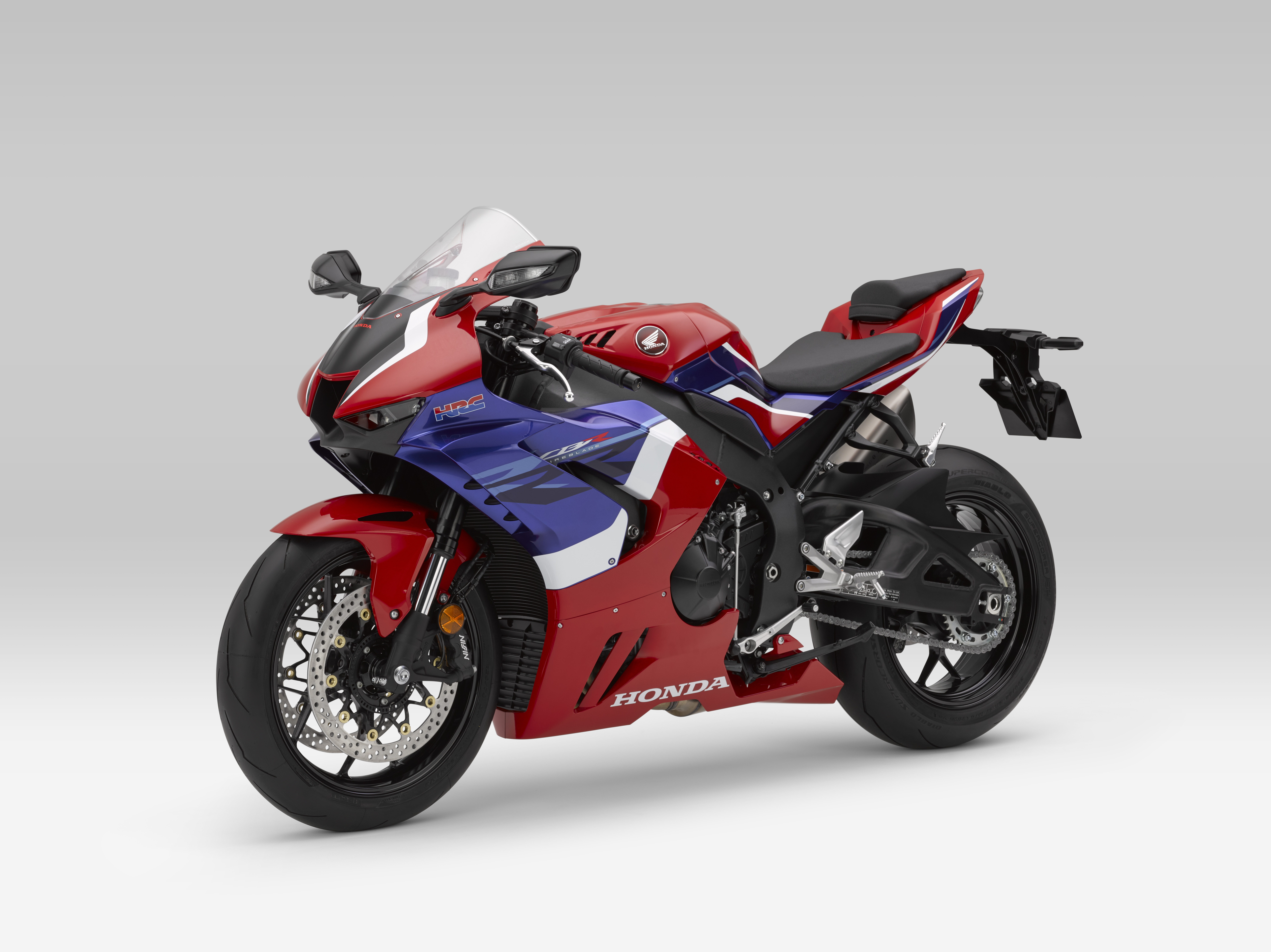 На сером фоне мотоцикл Honda CBR1000RR R Fireblade