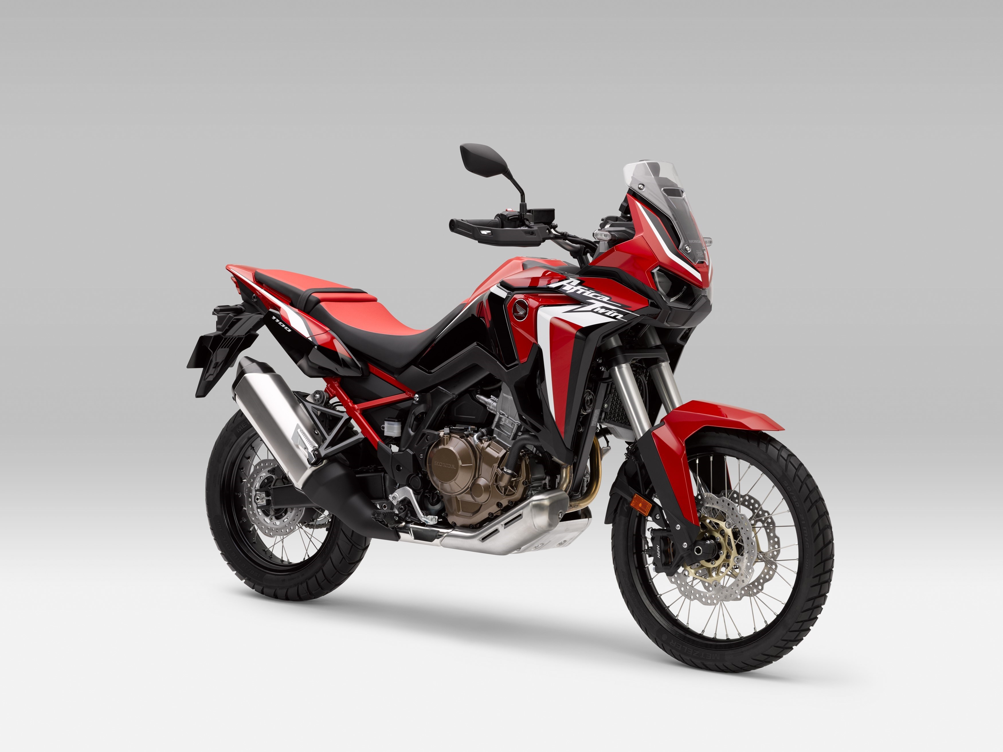 На сером фоне мотоцикл Honda CRF 1000 D, 2020 года