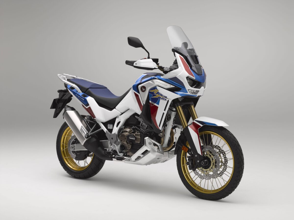 На сером фоне мотоцикл Honda CRF1100L, 2020 года