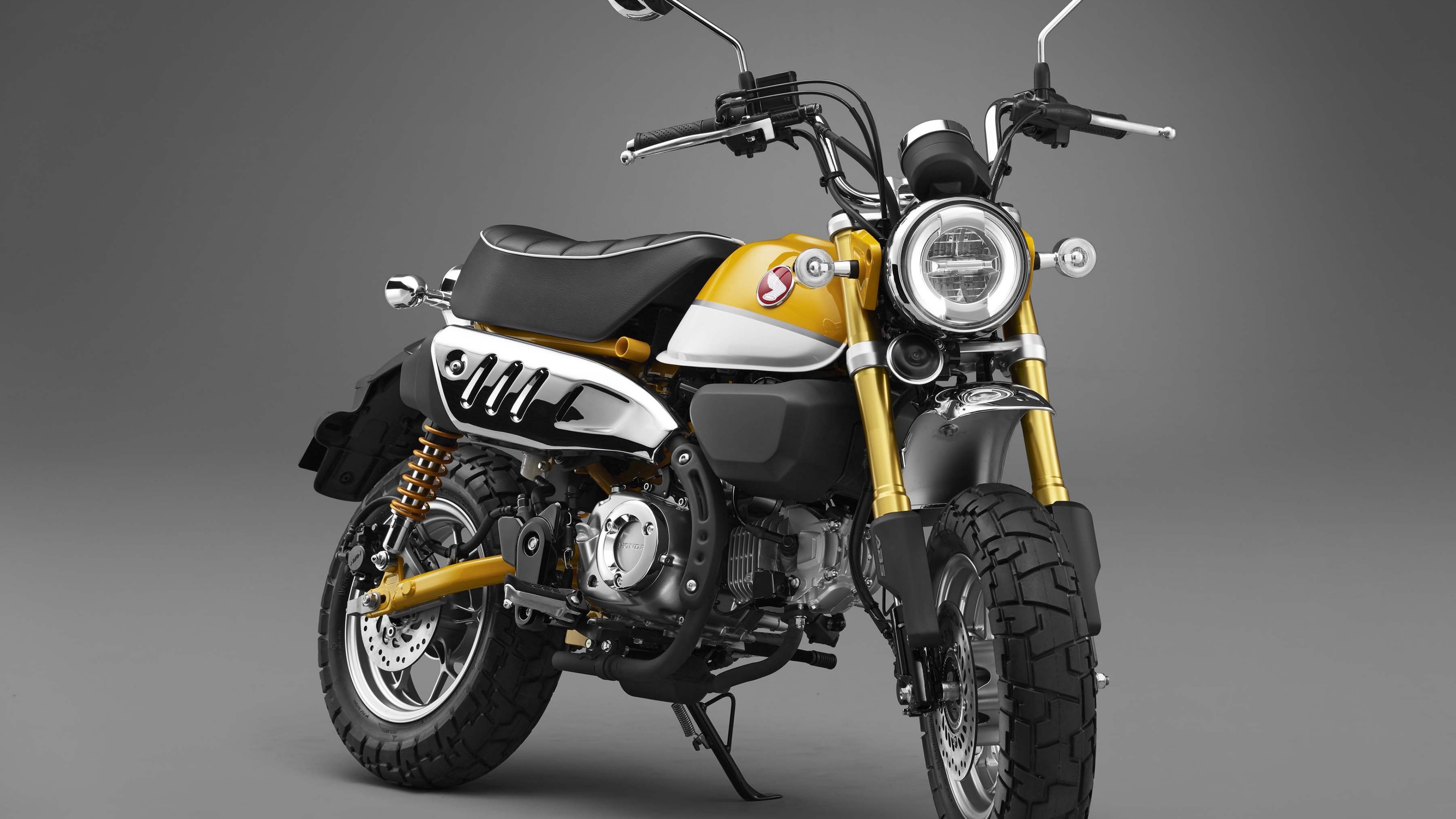 На сером фоне мотоцикл Honda Monkey 125, 2017