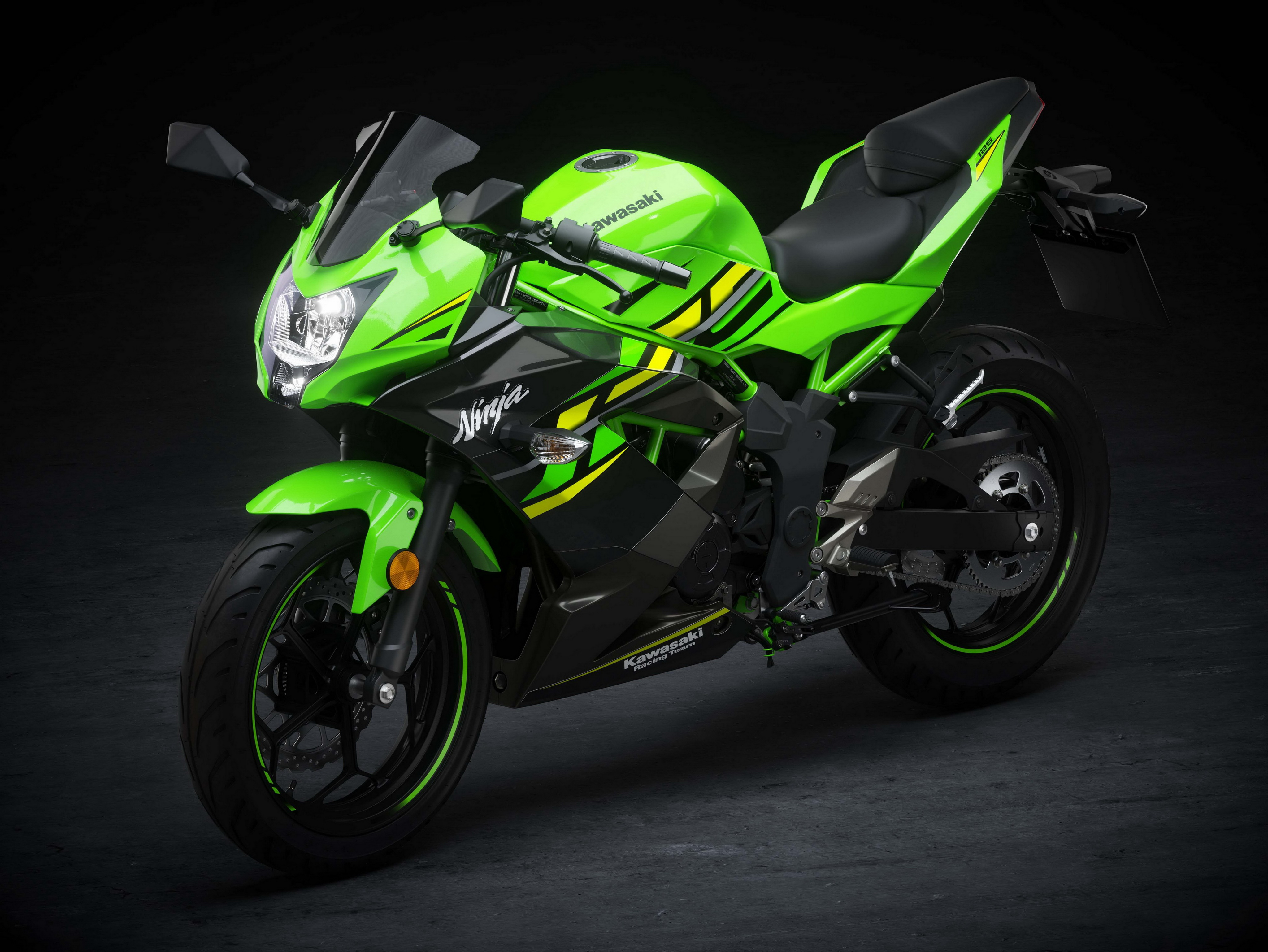 На сером фоне мотоцикл Kawasaki Ninja 125