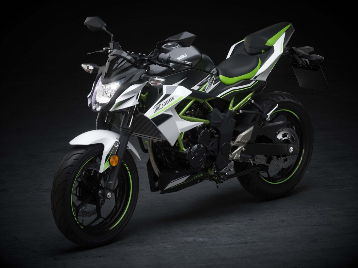 На сером фоне мотоцикл Kawasaki Z125, 2019 года