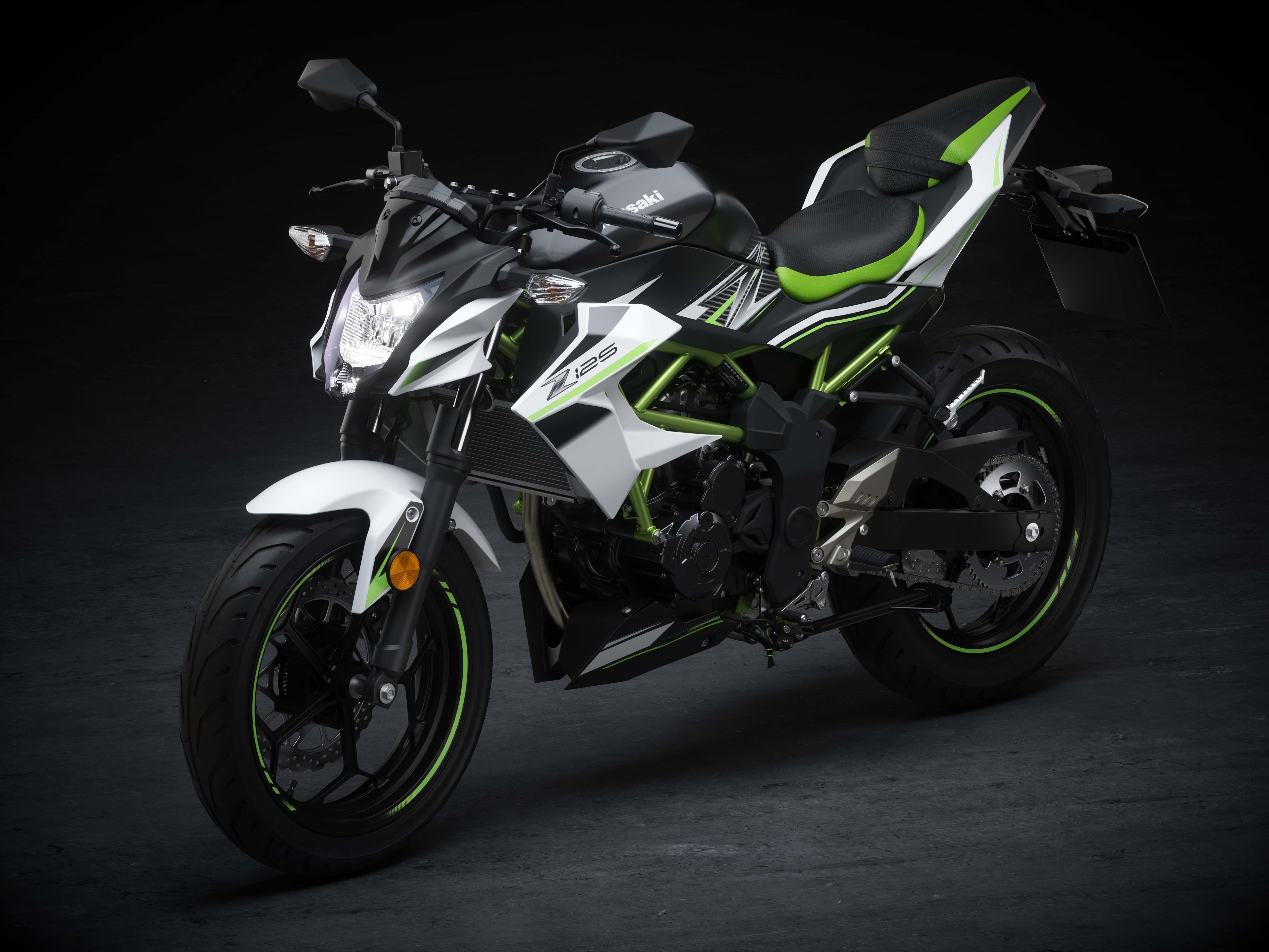 На сером фоне мотоцикл Kawasaki Z125, 2019 года