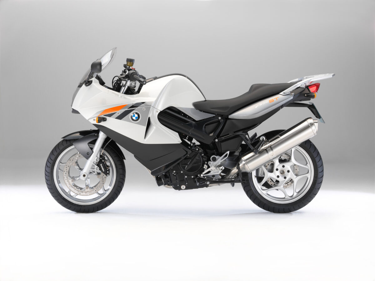 На сером фоне серый мотоцикл BMW F 800 ST