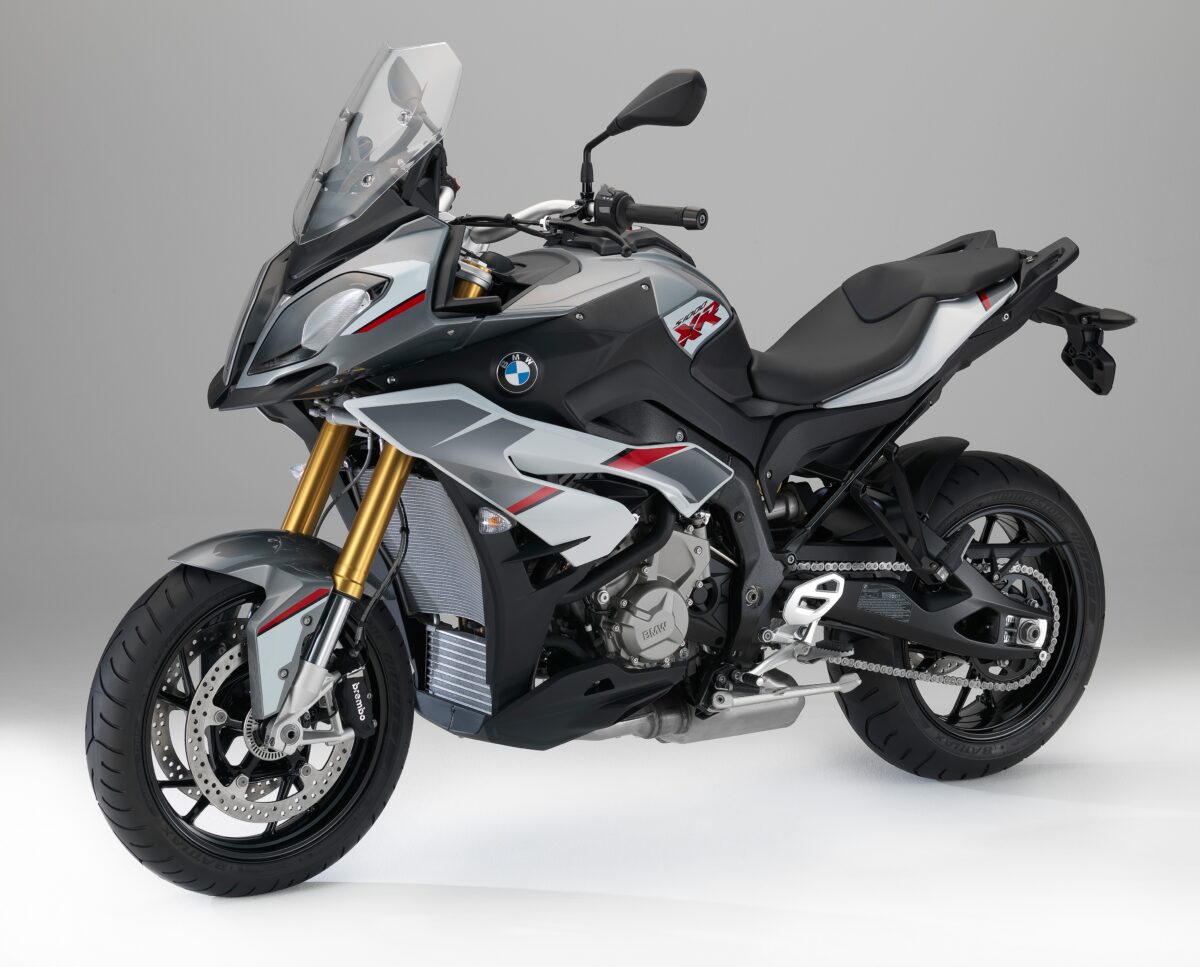 На сером фоне серый мотоцикл BMW S1000 XR
