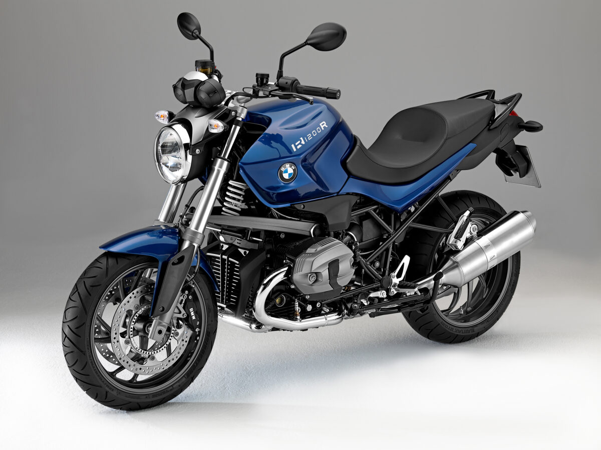 На сером фоне синий мотоцикл BMW R1200R