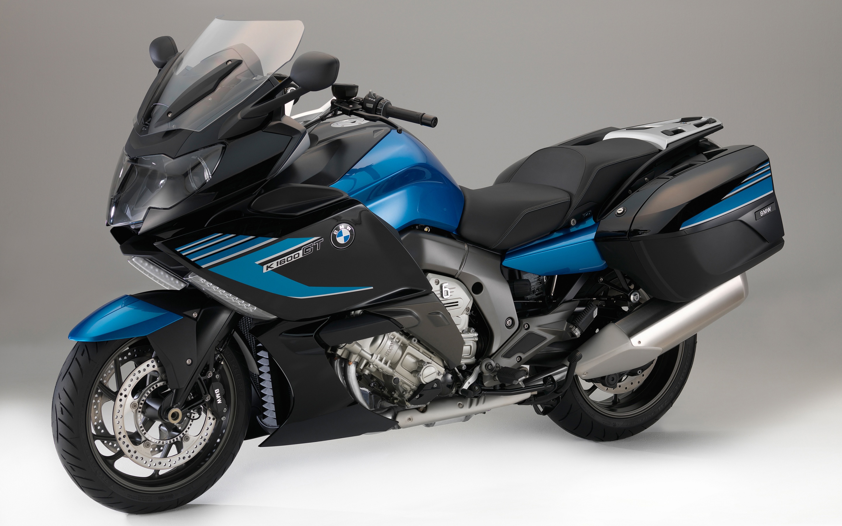 На сером фоне спортивный мотоцикл BMW K 1600 GT