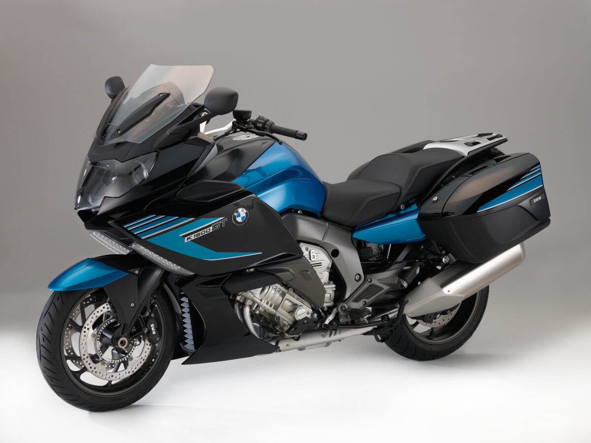 На сером фоне спортивный мотоцикл BMW K1600GT