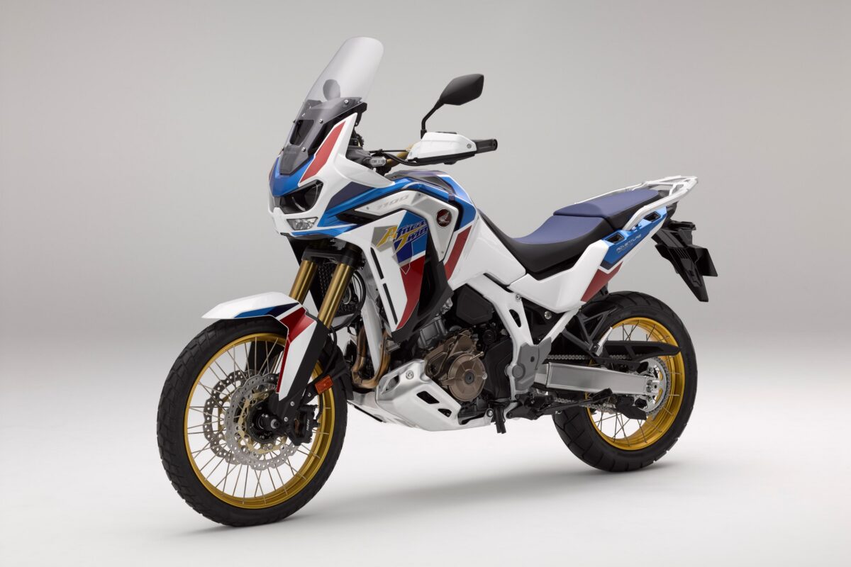 На сером фоне спортивный мотоцикл Honda CRF 1000 D, 2020 года