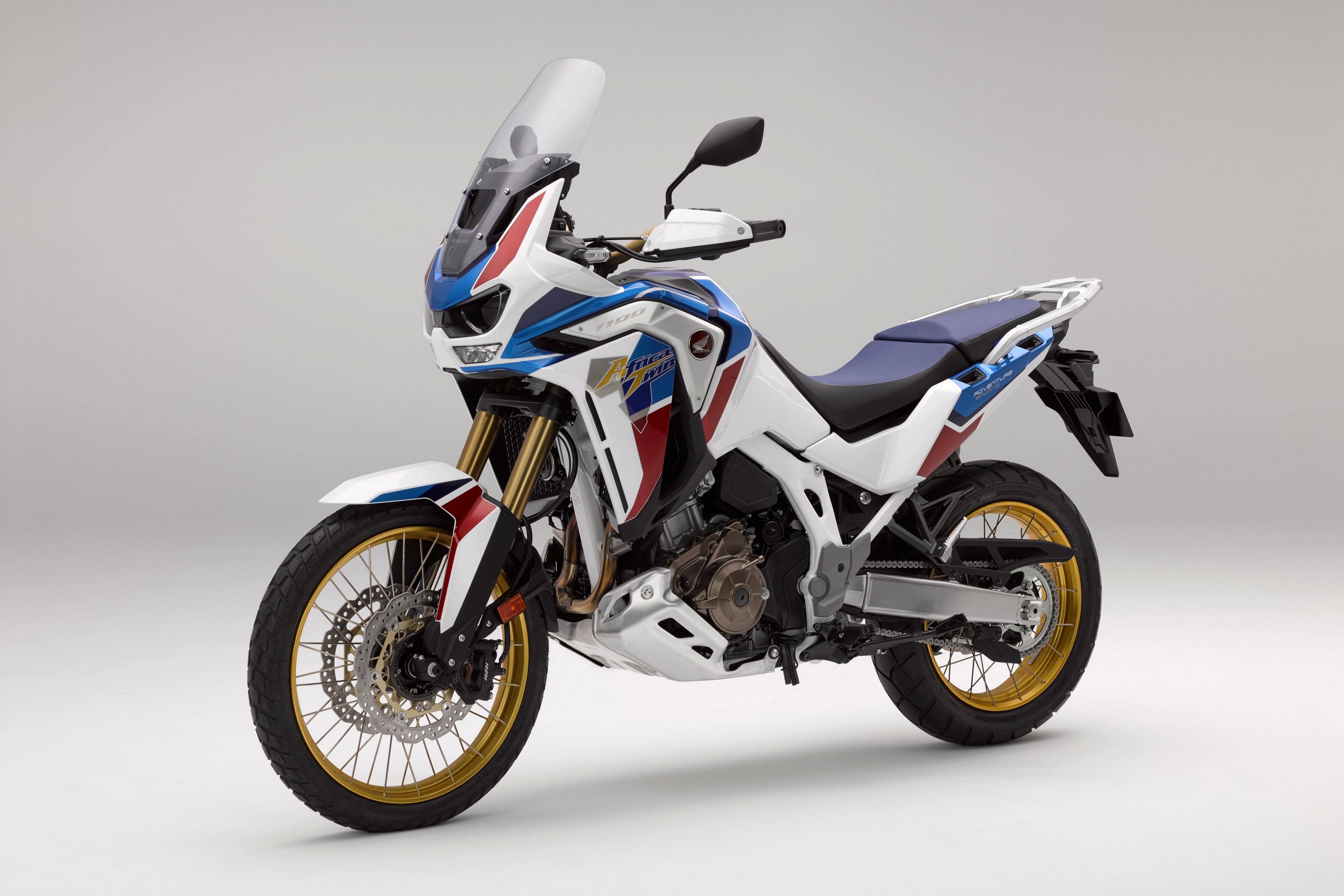 На сером фоне спортивный мотоцикл Honda CRF 1000 D, 2020 года