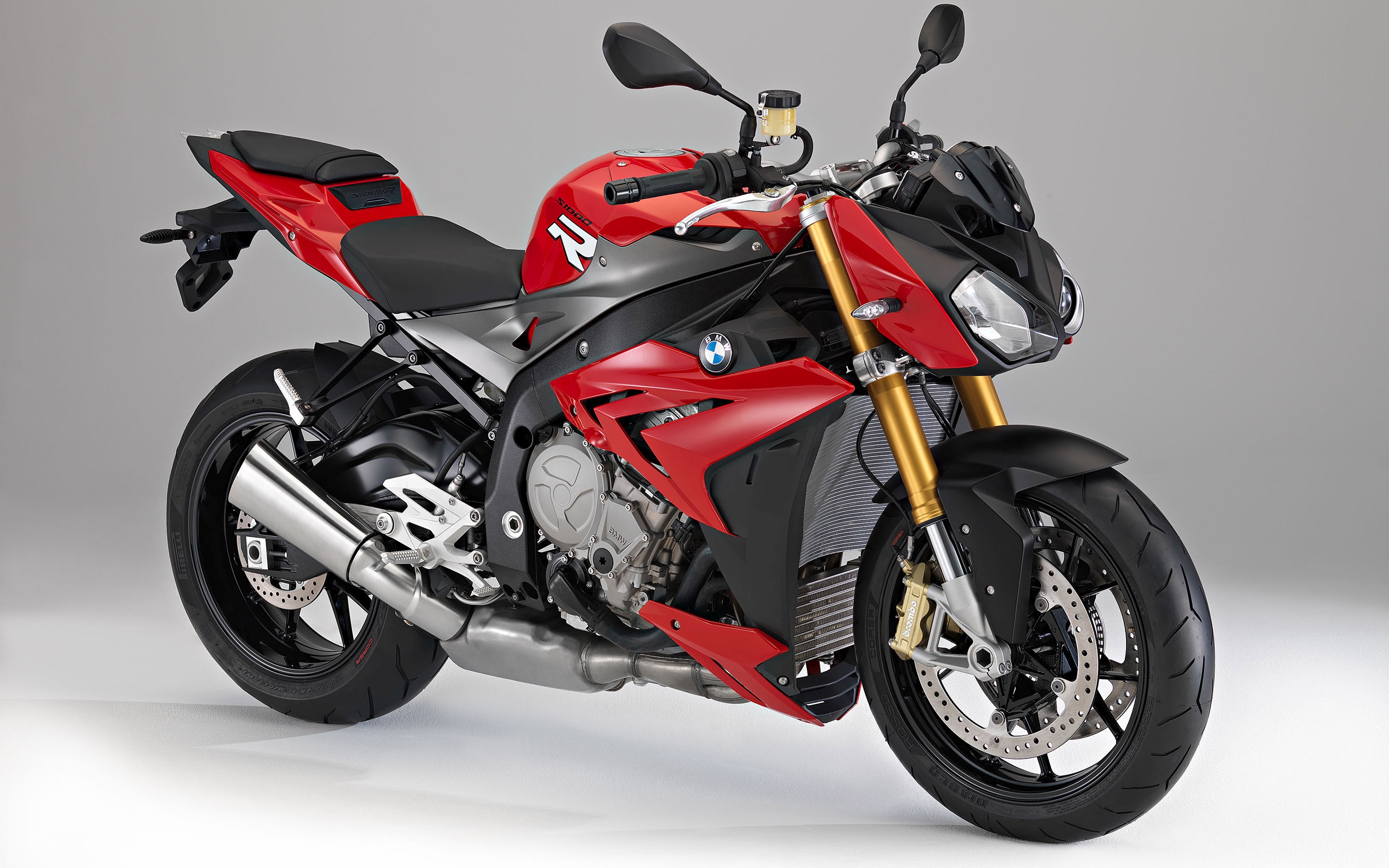На сером фоне стильный красный мотоцикл BMW S1000R