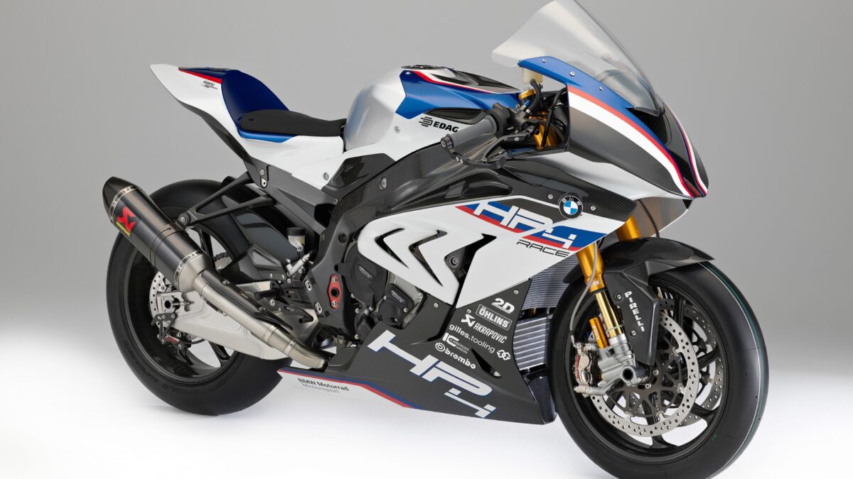 На сером фоне супербайк BMW HP4 Race, 2017