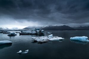 Плавающие льдины под пасмурным небом