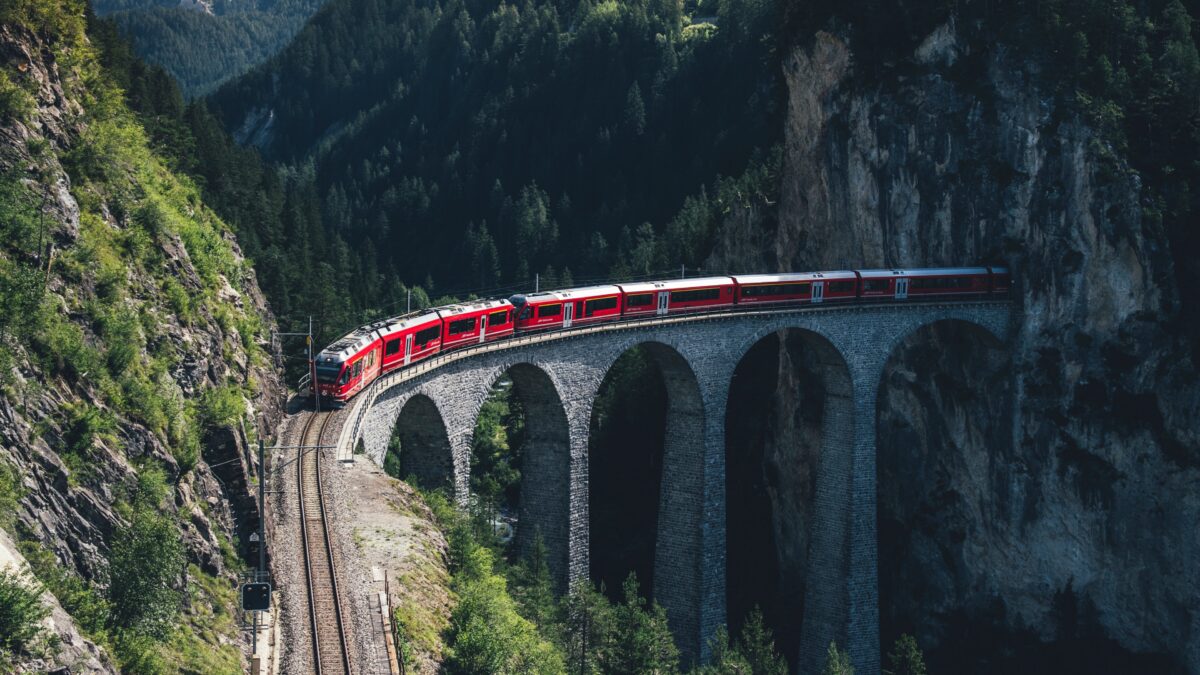 Поезд RhB пересекает высокий мост