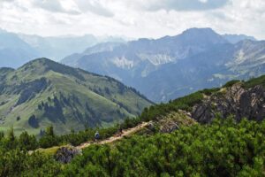 Покрытые зеленью высокие горы под облаками