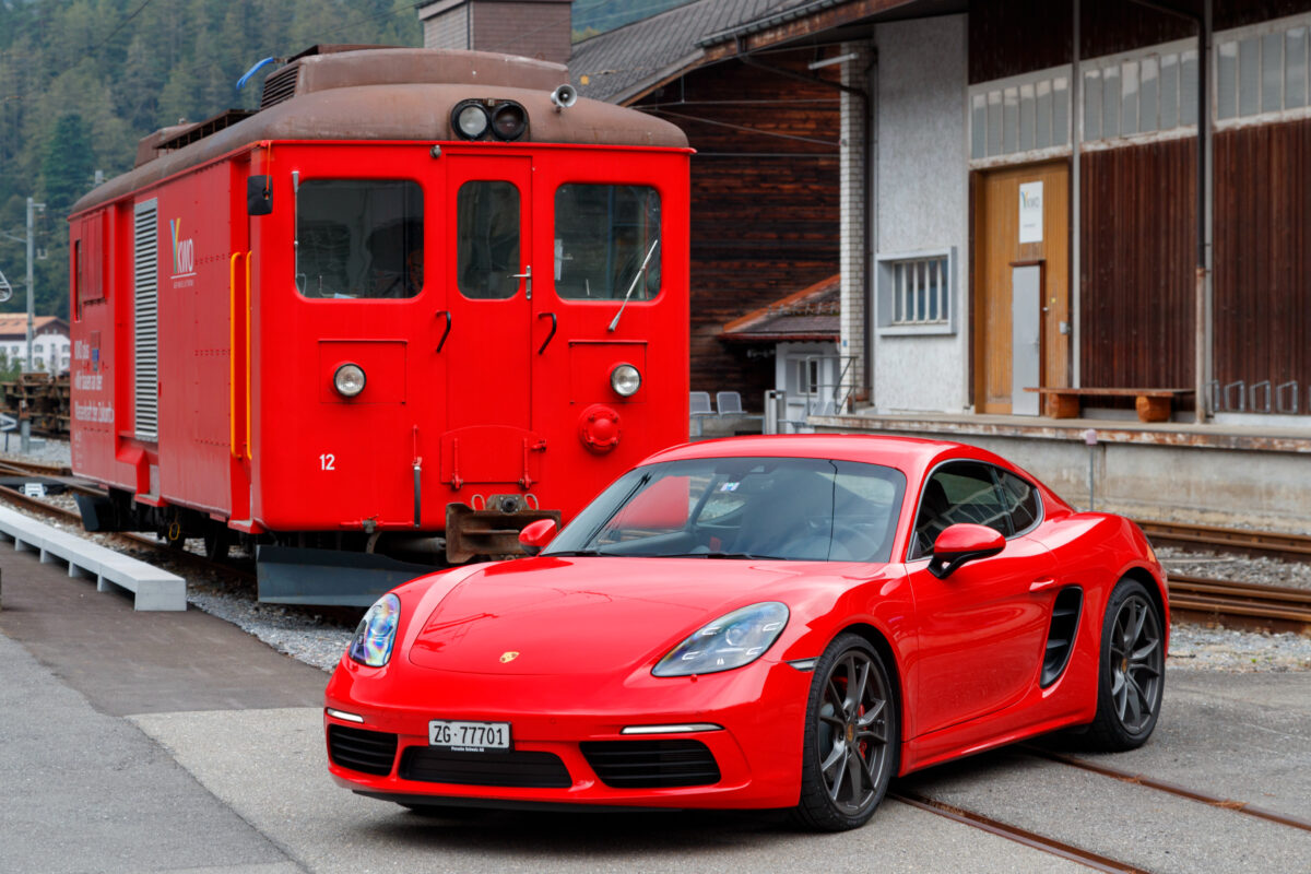 Porsche Cayman S и красный альпийский поезд