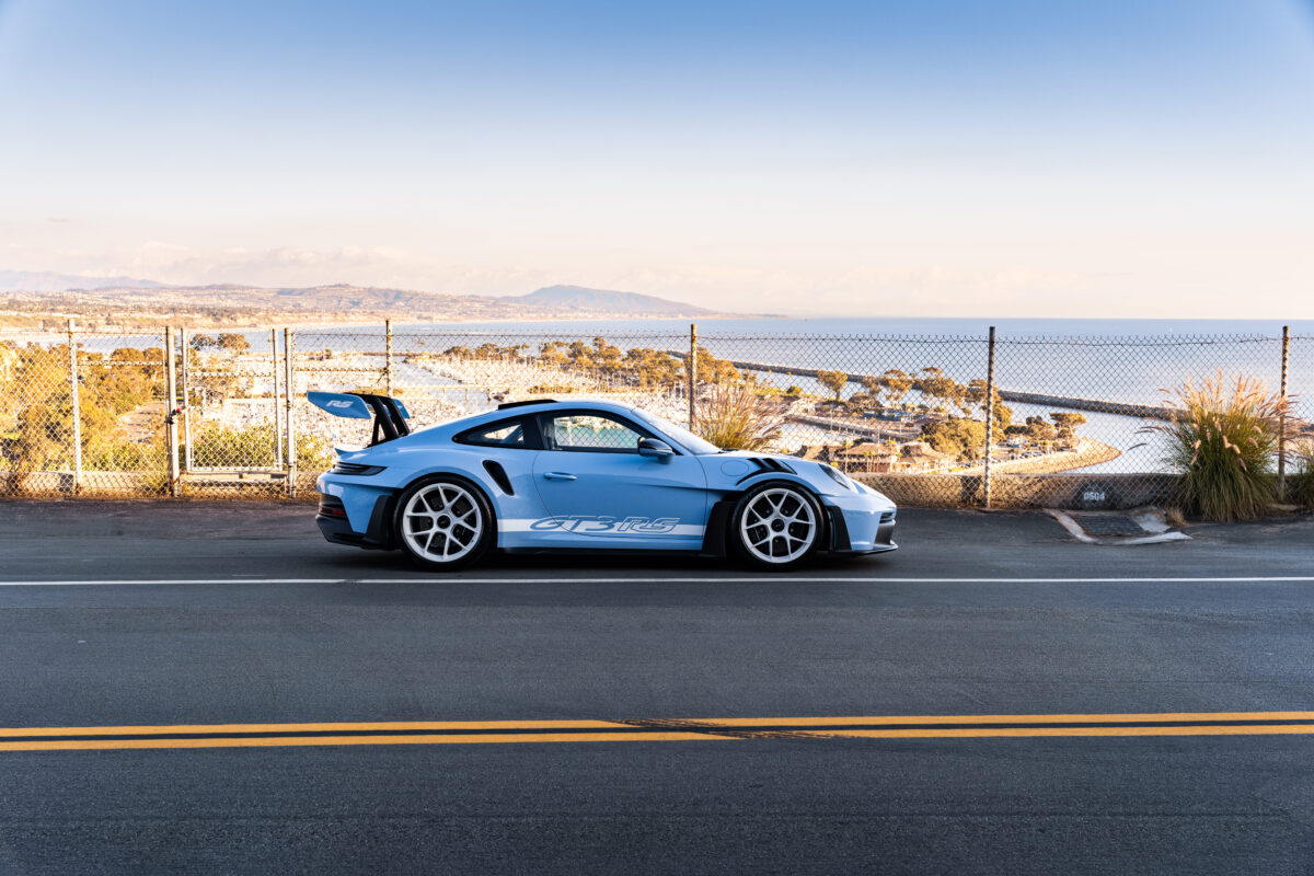 Porsche на прибрежной дороге