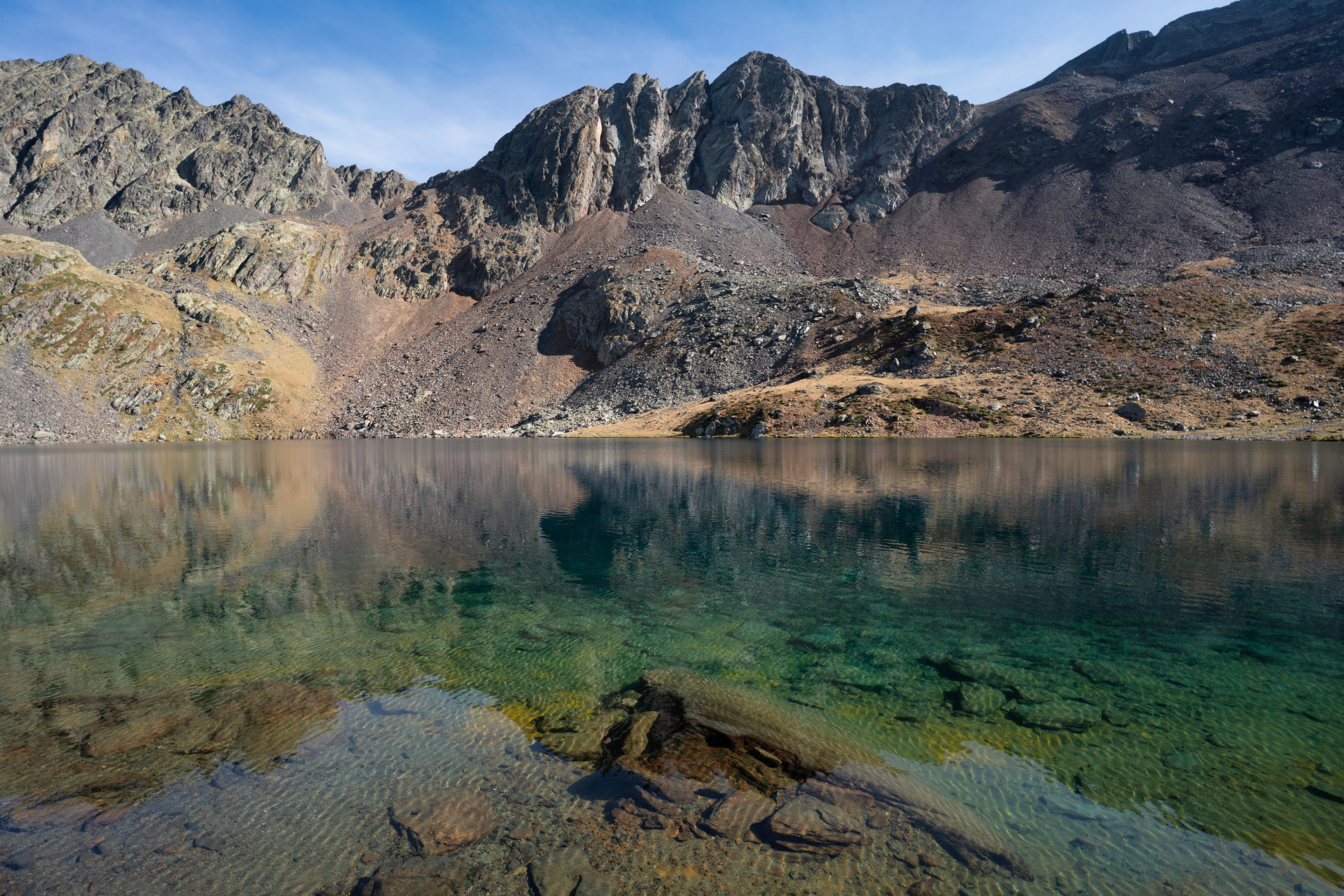 Прозрачная вода горного карьера