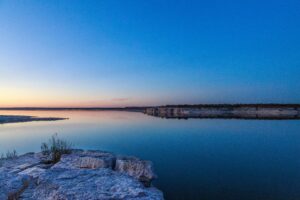 Рассветное голубое небо над водной гладью