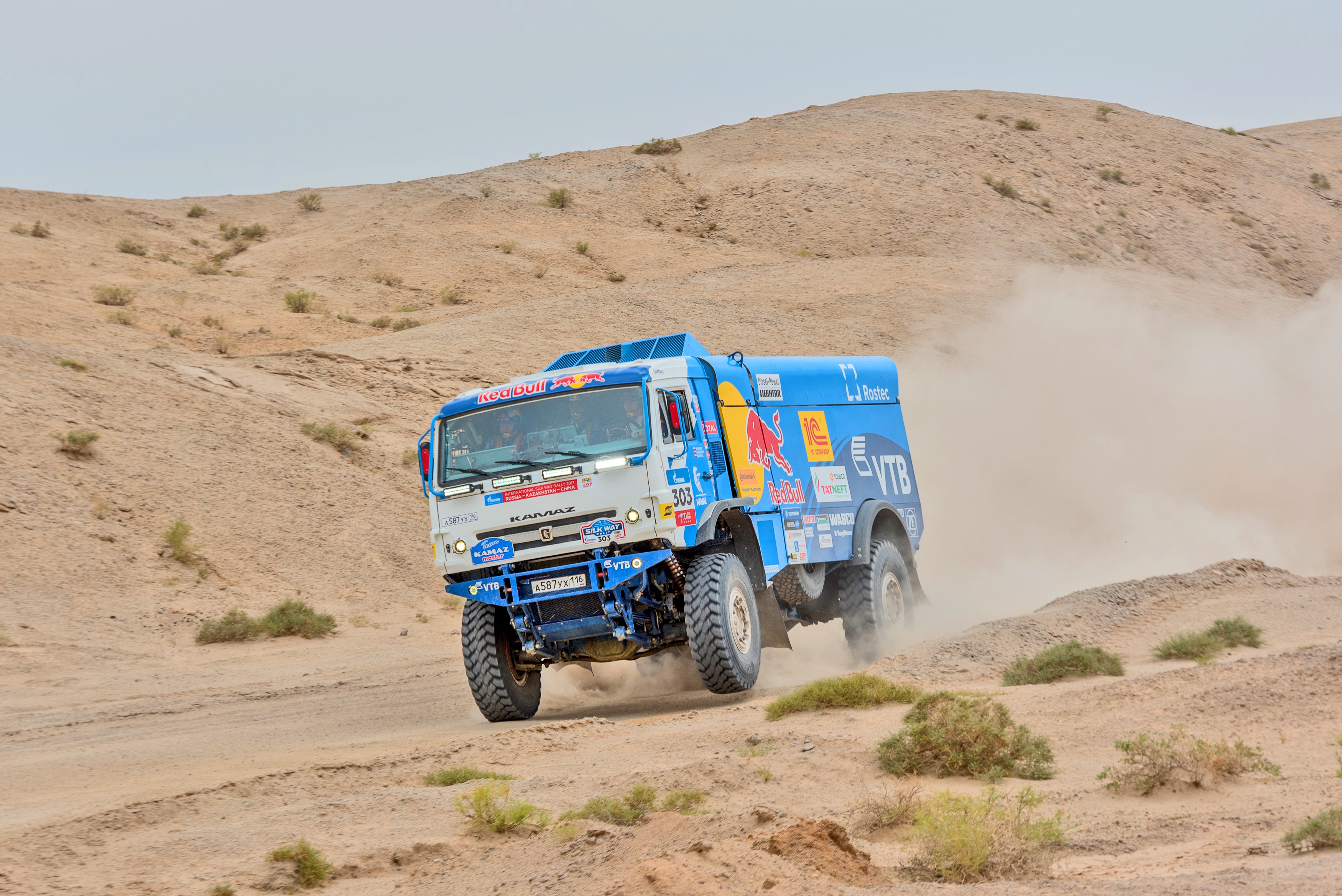 Red Bull и Kamaz красные тона