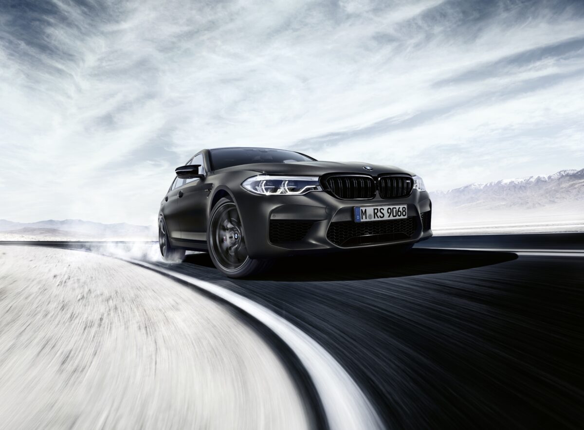 Серебристый BMW M5 2