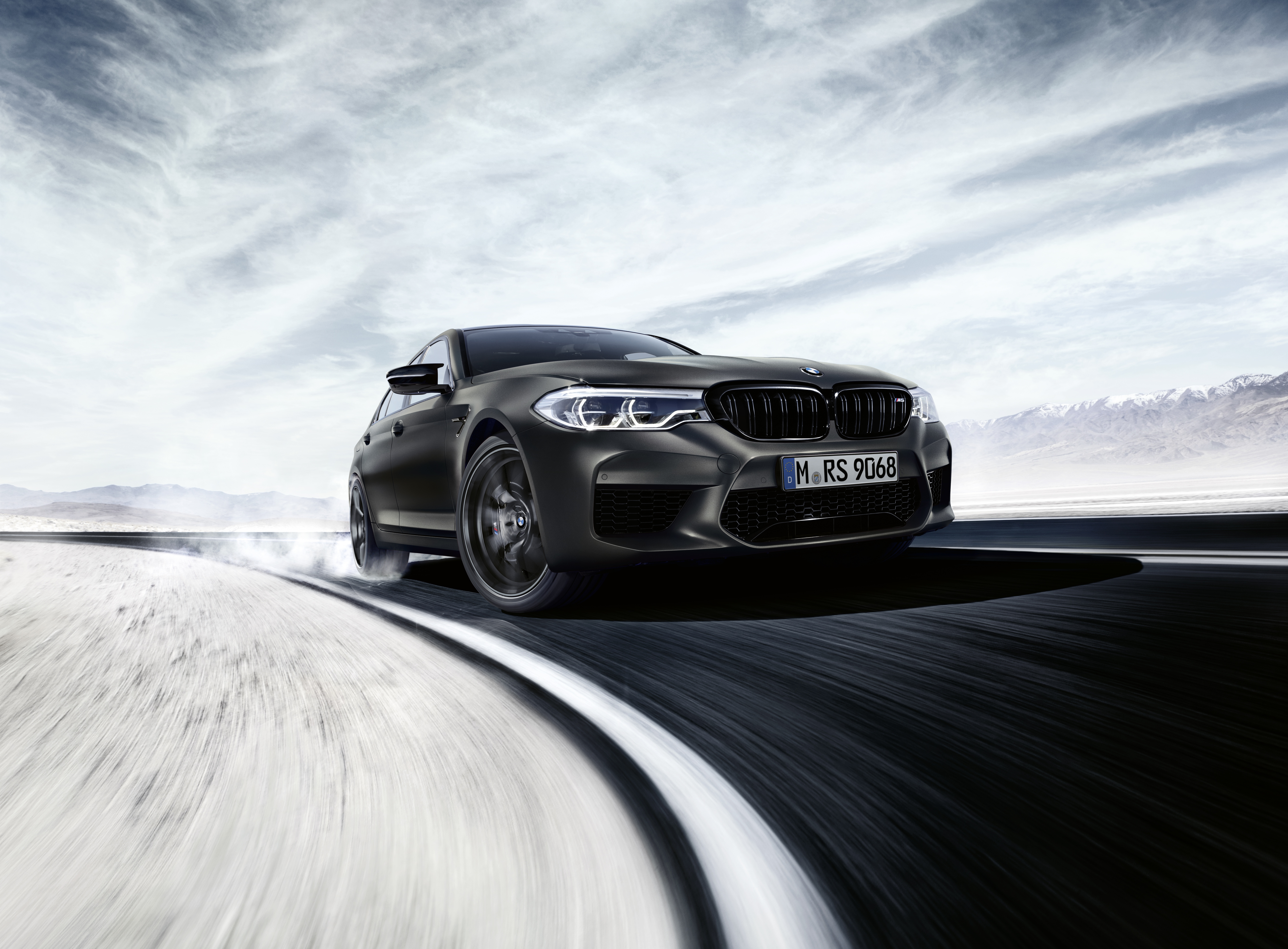 Серебристый BMW M5 2