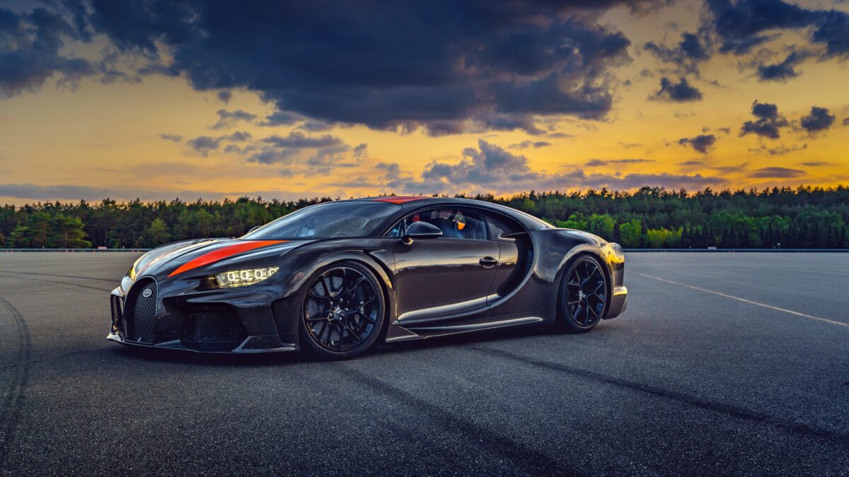 Серебристый Bugatti Chiron