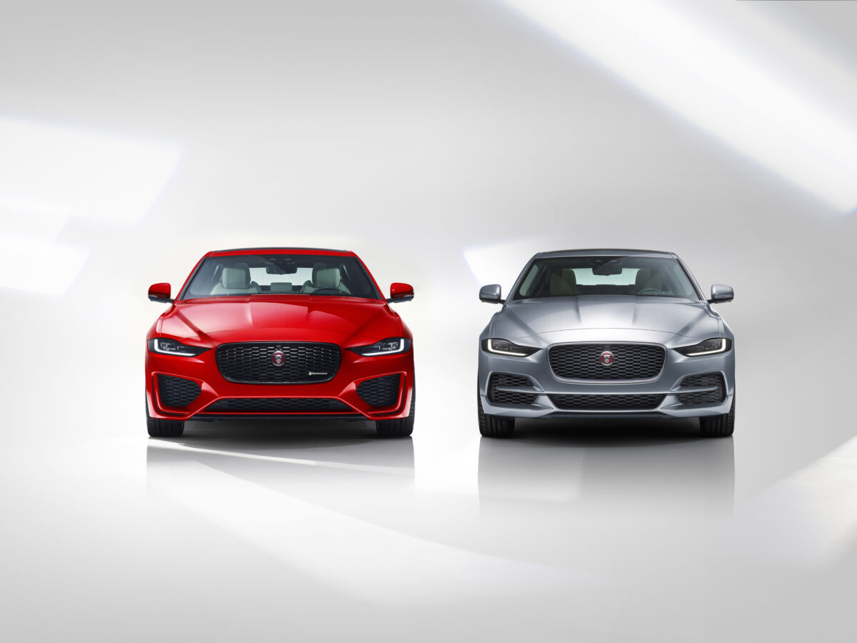 Серебристый Jaguar XE
