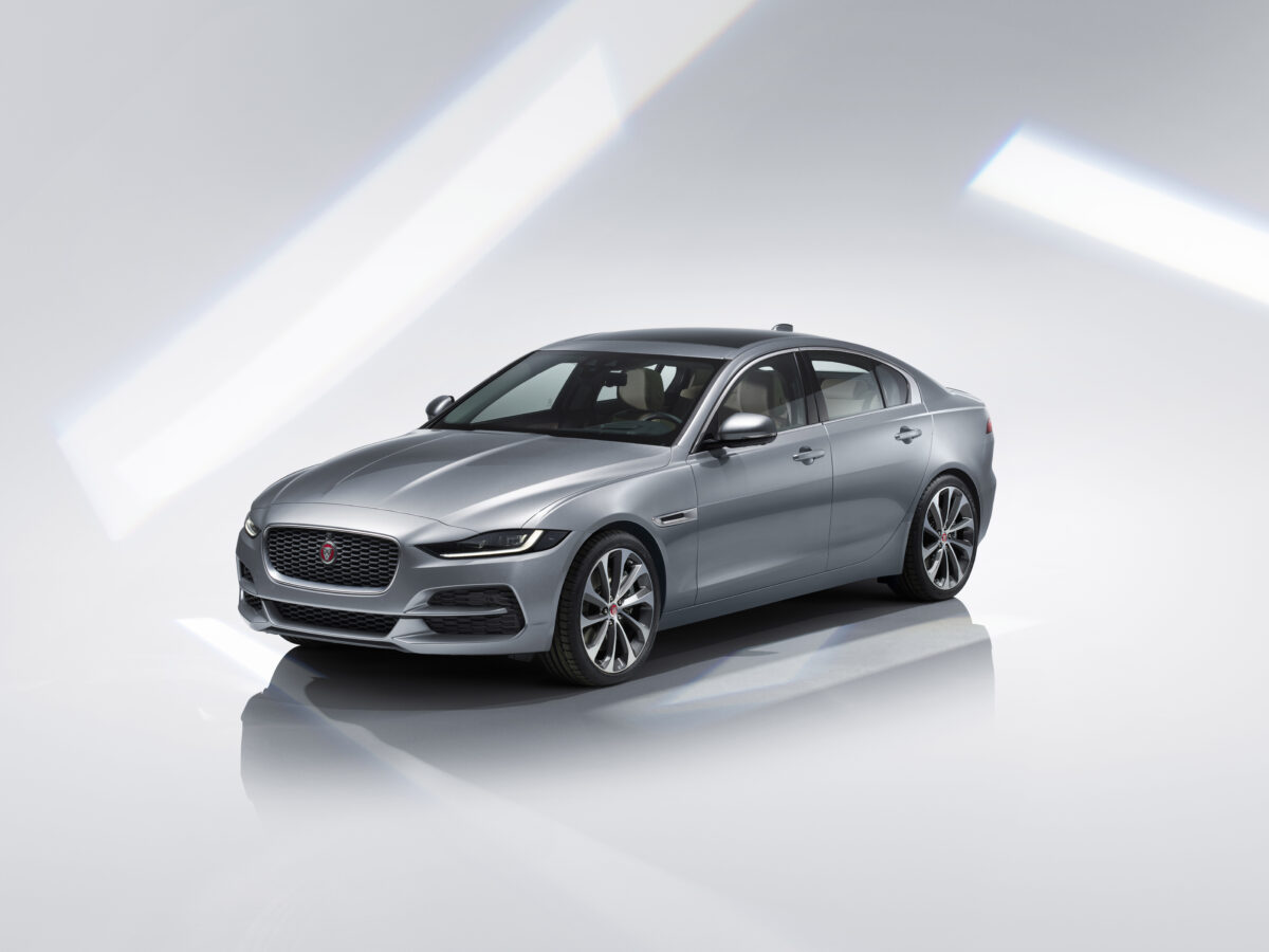 Серебристый Jaguar XE 2